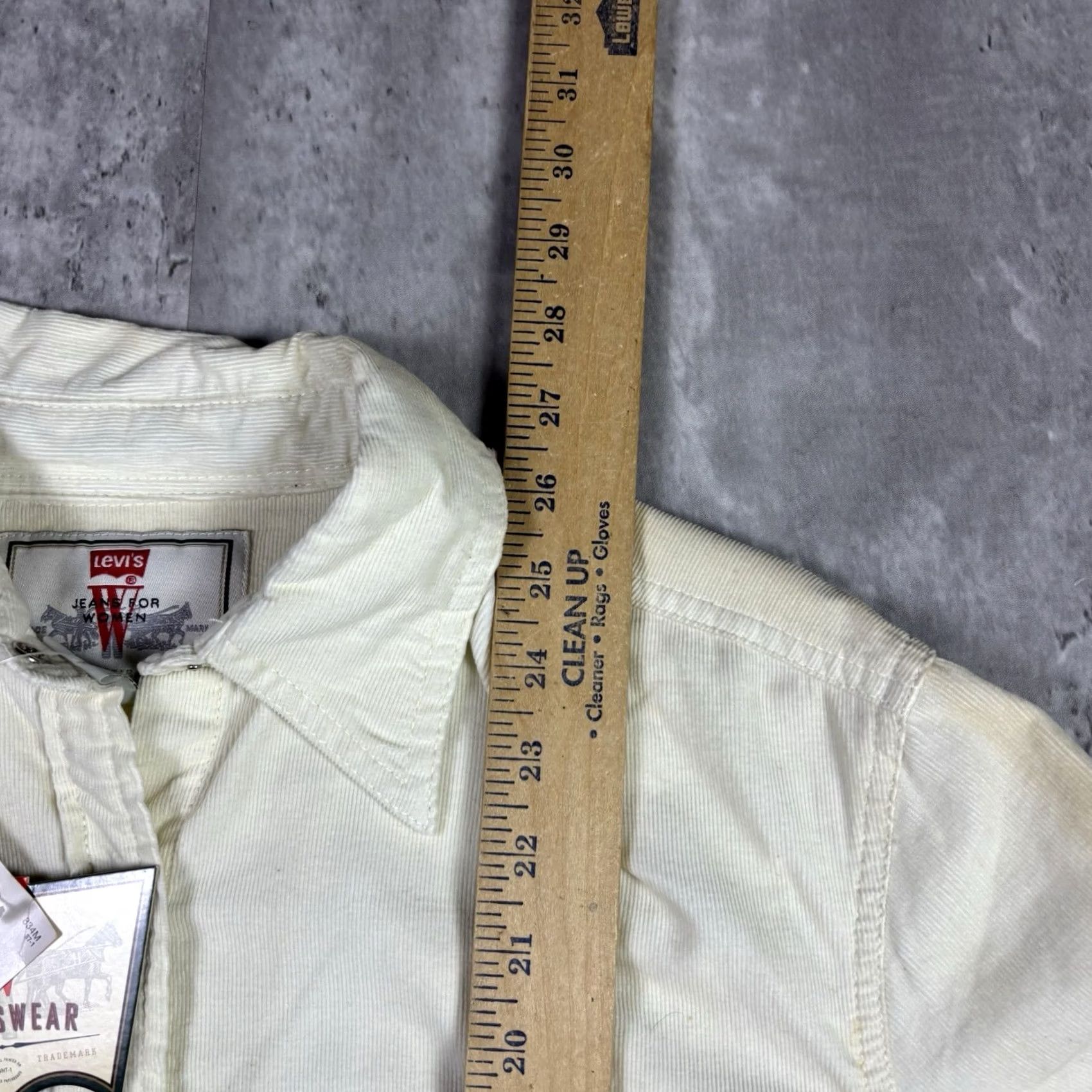 Levi's VINTAGE Levi's White Corduroy Shirt Button-Up Men L 1990s Deadstock Corduroy 70s Theme Pockets Button-Up Size L / US 10 / IT 46 - 4 Thumbnail
