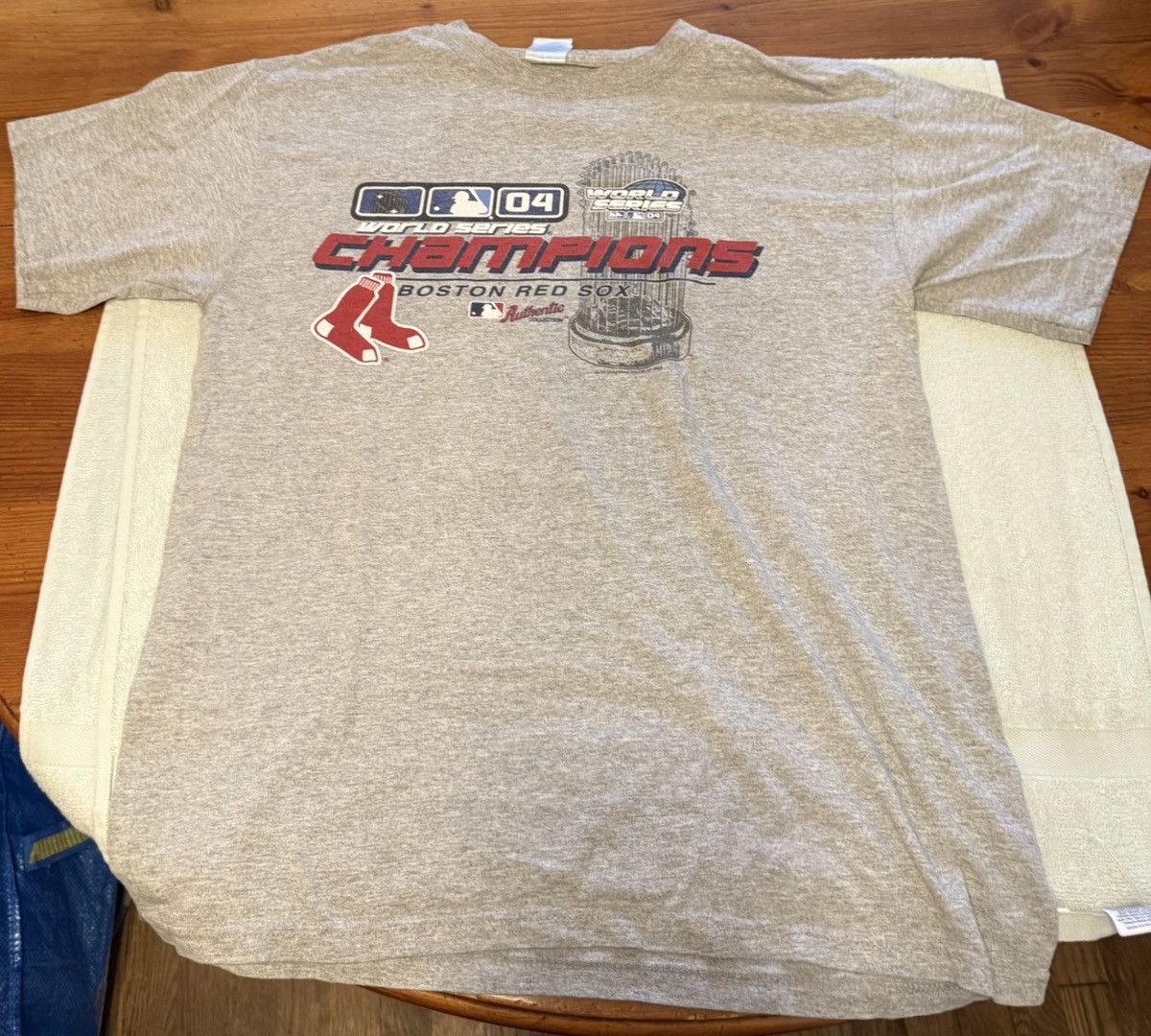 Gildan × MLB × Vintage Boston Red Sox 2004 World Series Champions Tee Size US L / EU 52-54 / 3 - 1 Thumbnail