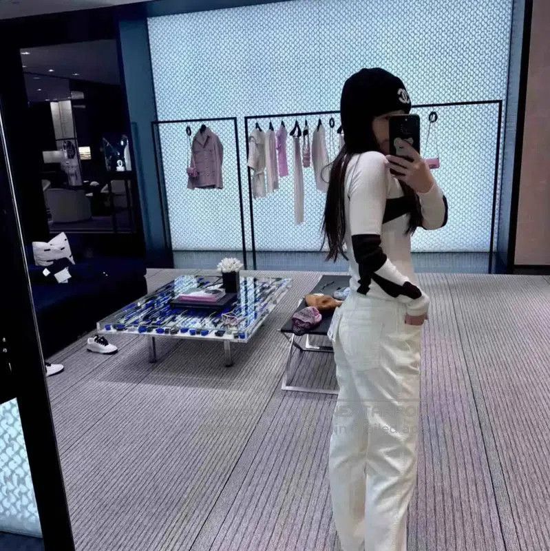 Chanel Chanel White Denim Women's Pants . Size 23" - 3 Thumbnail