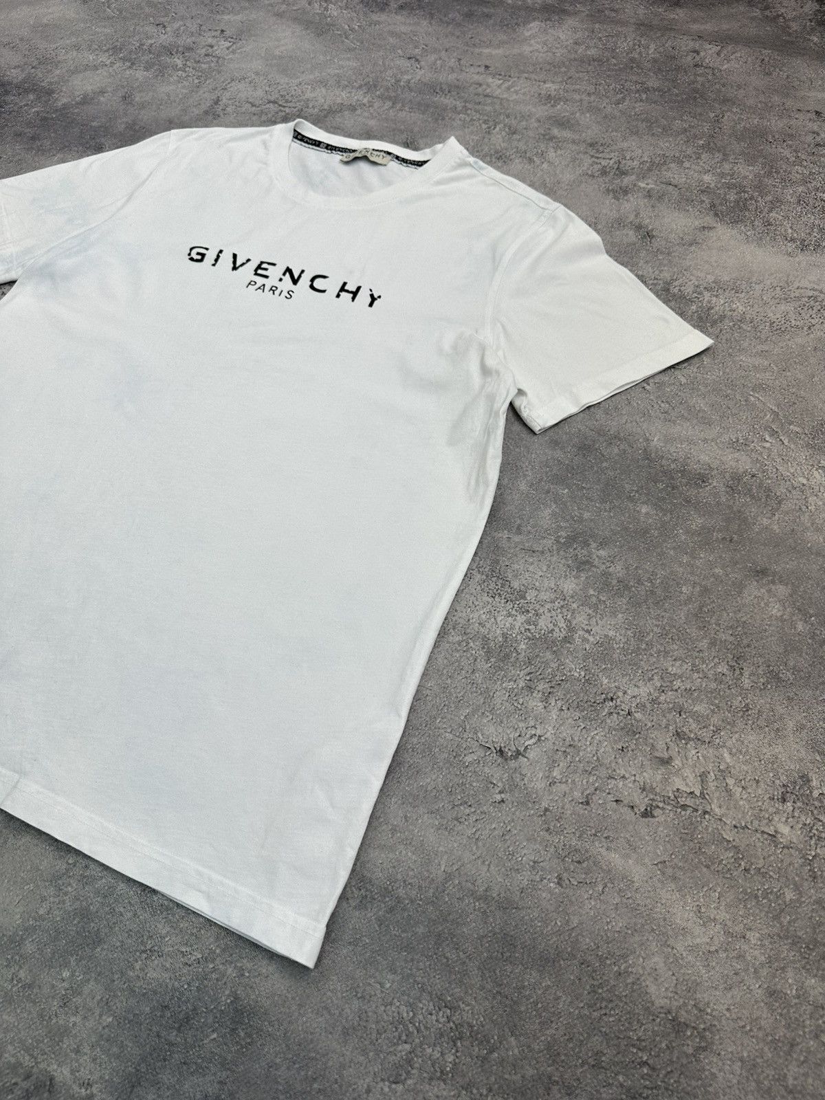 Givenchy Givenchy Paris T-Shirt Centre Logo White Luxury Tee Size L Size US L / EU 52-54 / 3 - 4 Thumbnail