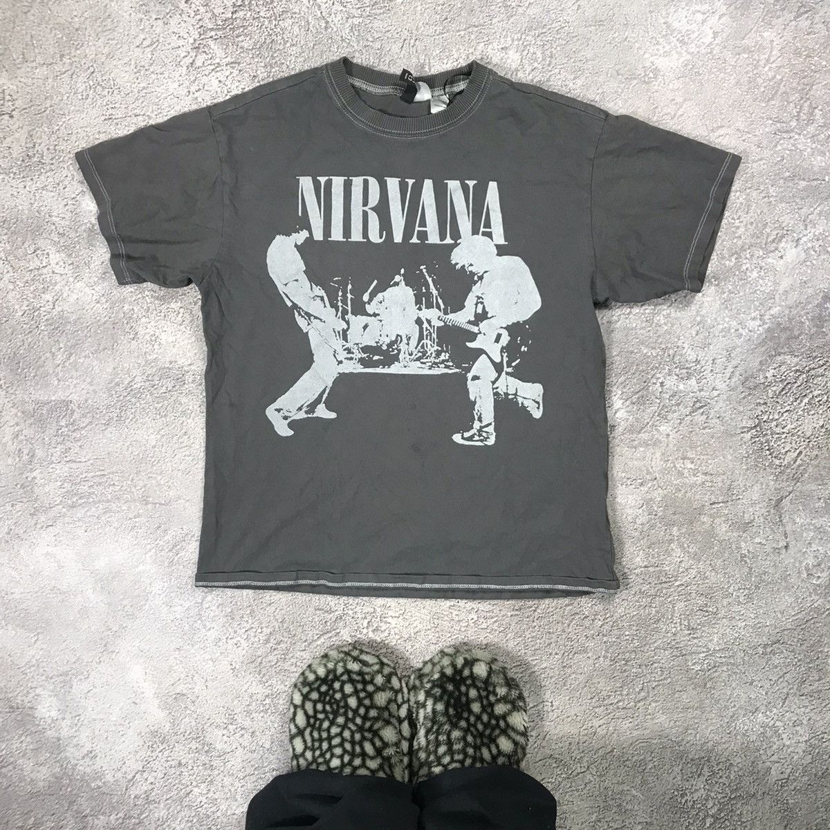 Vintage Vintage 90s Nirvana Sun Faded Graphic Tee Grunge Wide Leg XS Size XS / US 0-2 / IT 36-38 - 1 Thumbnail