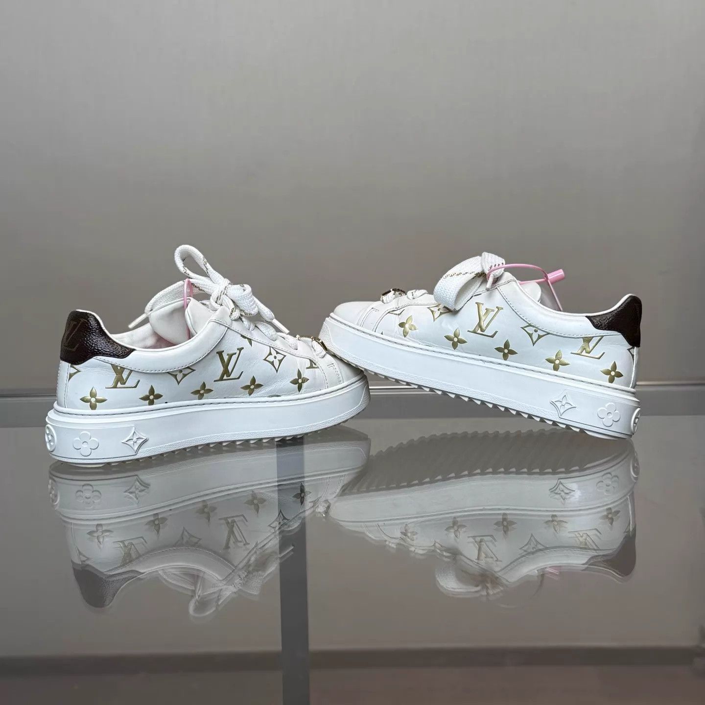 Louis Vuitton LV Time Out Sneaker White Gold Monogram 35.5 97 Size US 5 / IT 35 - 6 Thumbnail
