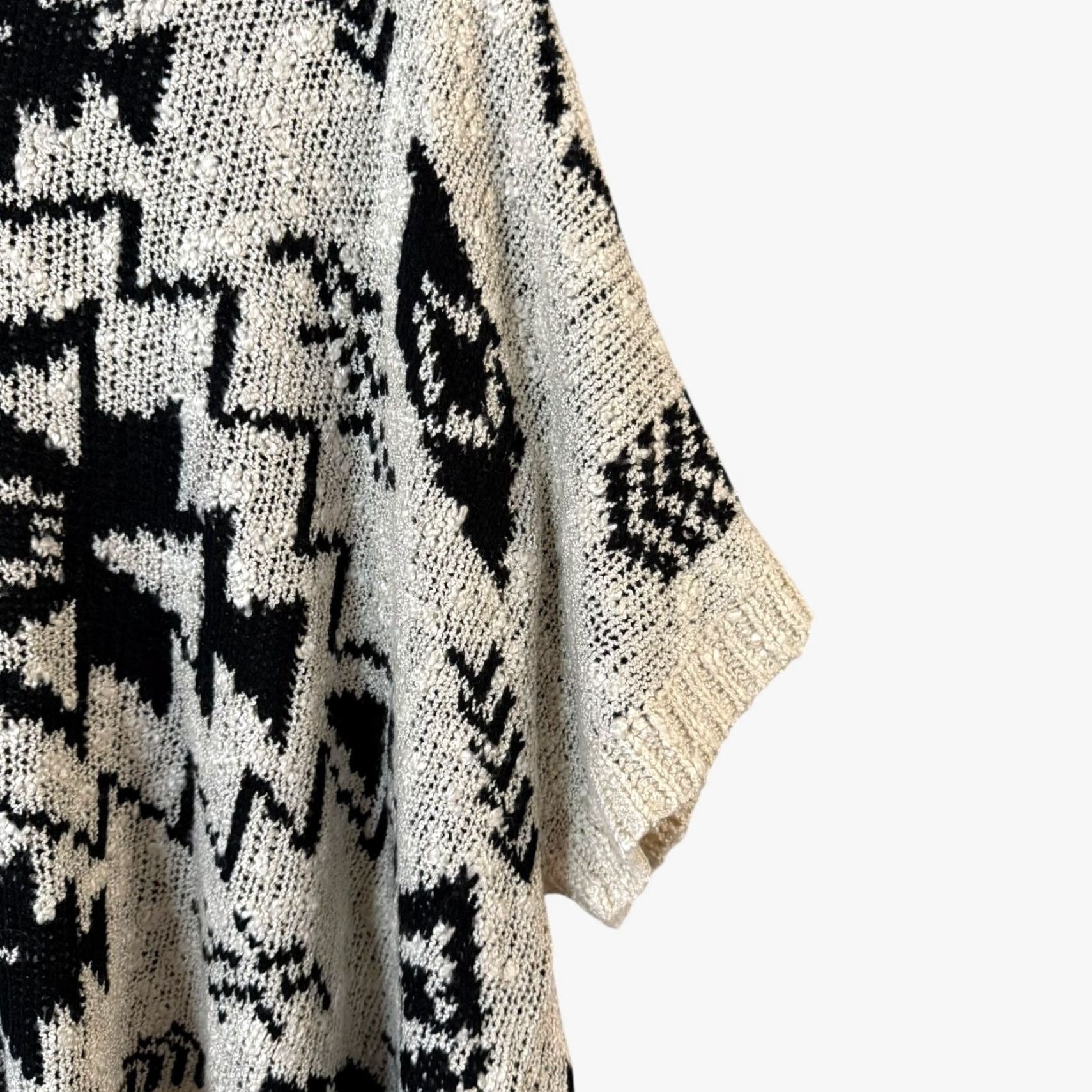Forever 21 VINTAGE Forever 21 Aztec Hooded Poncho Sweater Women’s Small Acrylic Geometric Tribal Bohemian Oatmeal & Black Size S / US 4 / IT 40 - 7 Thumbnail