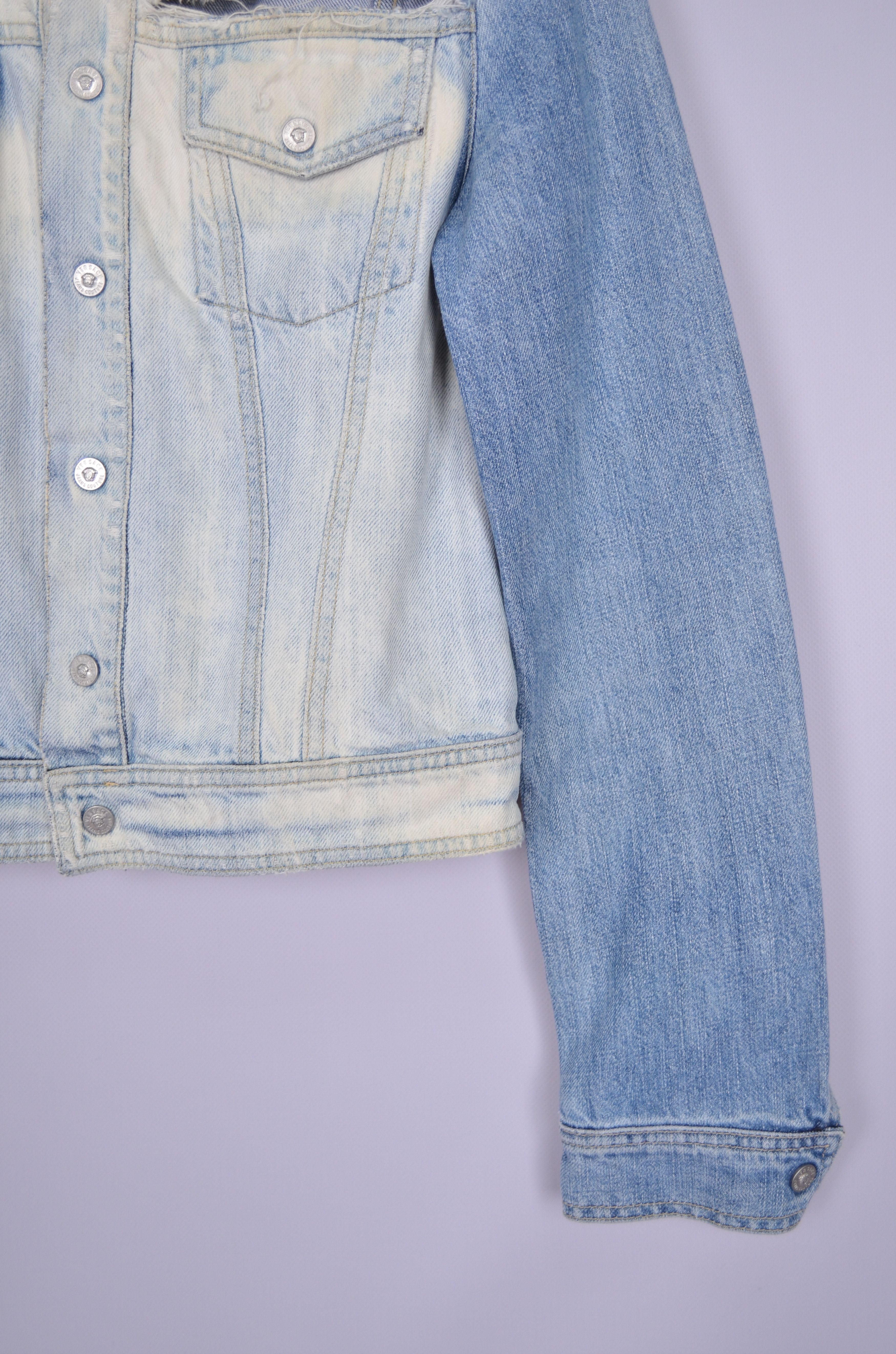 Designer × Versace × Vintage Versace Jeans White Blue Denim Jacket Big Logo Size XS Size XS / US 0-2 / IT 36-38 - 4 Thumbnail