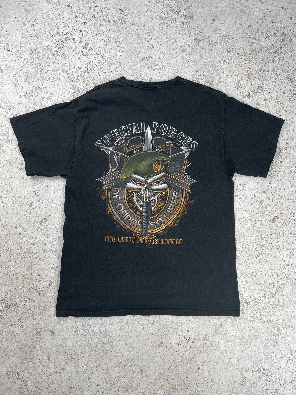 Vintage Vintage Special Forces Skulls & Guns Graphic Tee T-Shirt Size US L / EU 52-54 / 3 - 1 Thumbnail