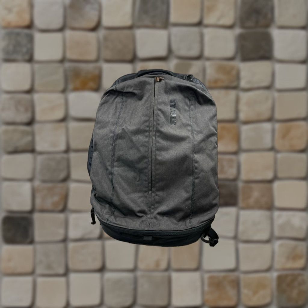Thule Backpack Mens Large Gray Zipper Pocket Adjustable Strap Shoulder Bag