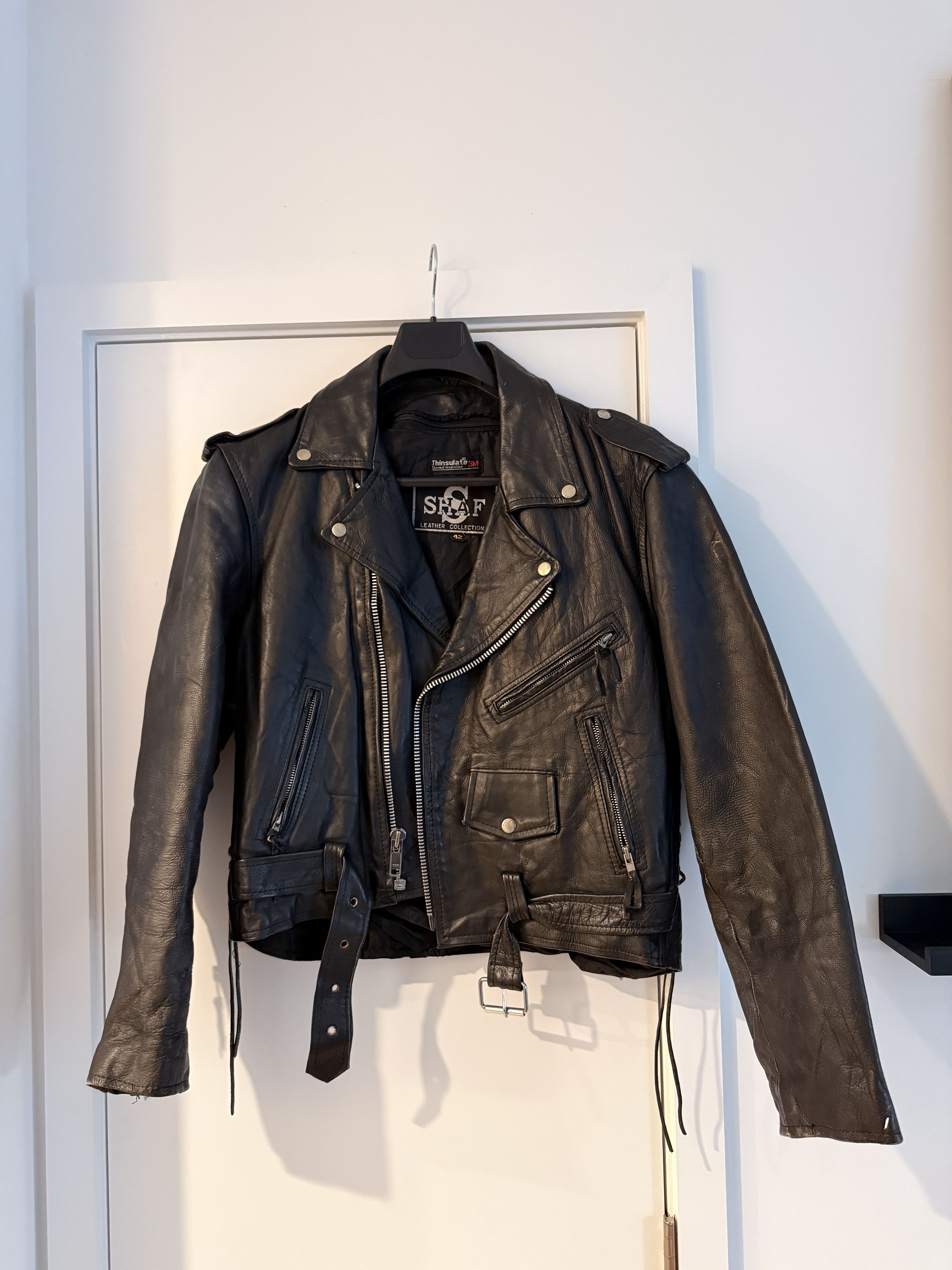 Other Vintage Black Leather Biker Jacket - Cropped Fit (Sz 42 / M) Size US M / EU 48-50 / 2 - 1 Thumbnail