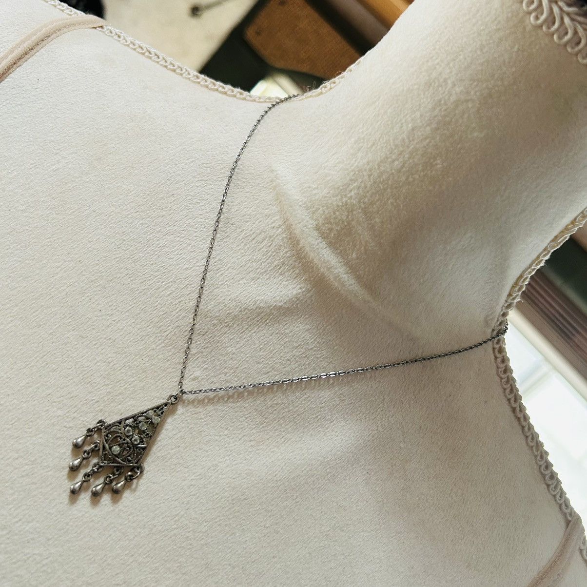 Vintage Vintage clear stone chandelier pendant on chain necklace Size ONE SIZE - 1 Thumbnail