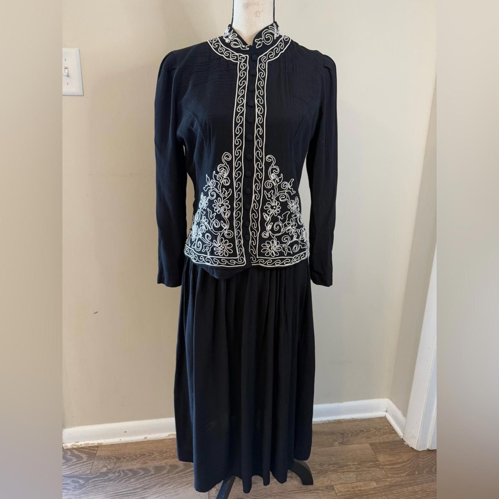 Other Karin Stevens Petites vintage black embroidered maxi dress 8 Size M / US 6-8 / IT 42-44 - 1 Thumbnail