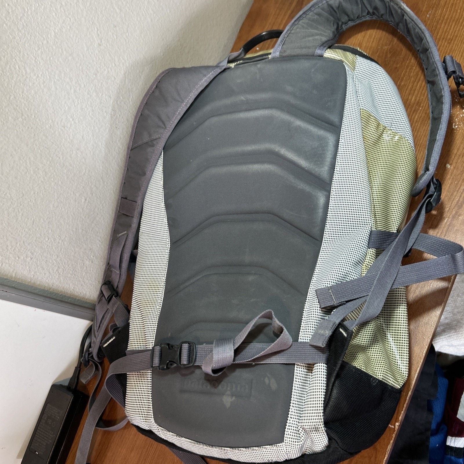 Patagonia Patagonia Black Hole Back Pack 25L Gray White Weave Pattern Size ONE SIZE - 3 Thumbnail