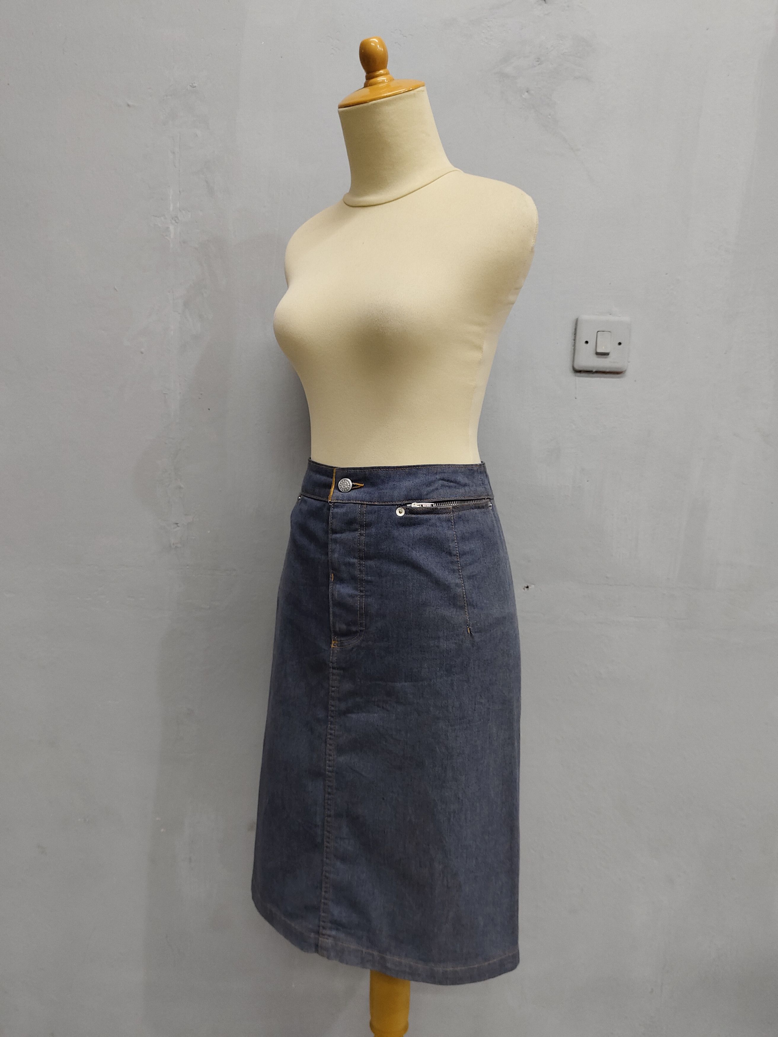 CABANE de ZUCCa 00s Zucca Travail🇯🇵 Minimalist Silhouette Denim Midi Skirt Size 28" / US 6 / IT 42 - 9 Thumbnail