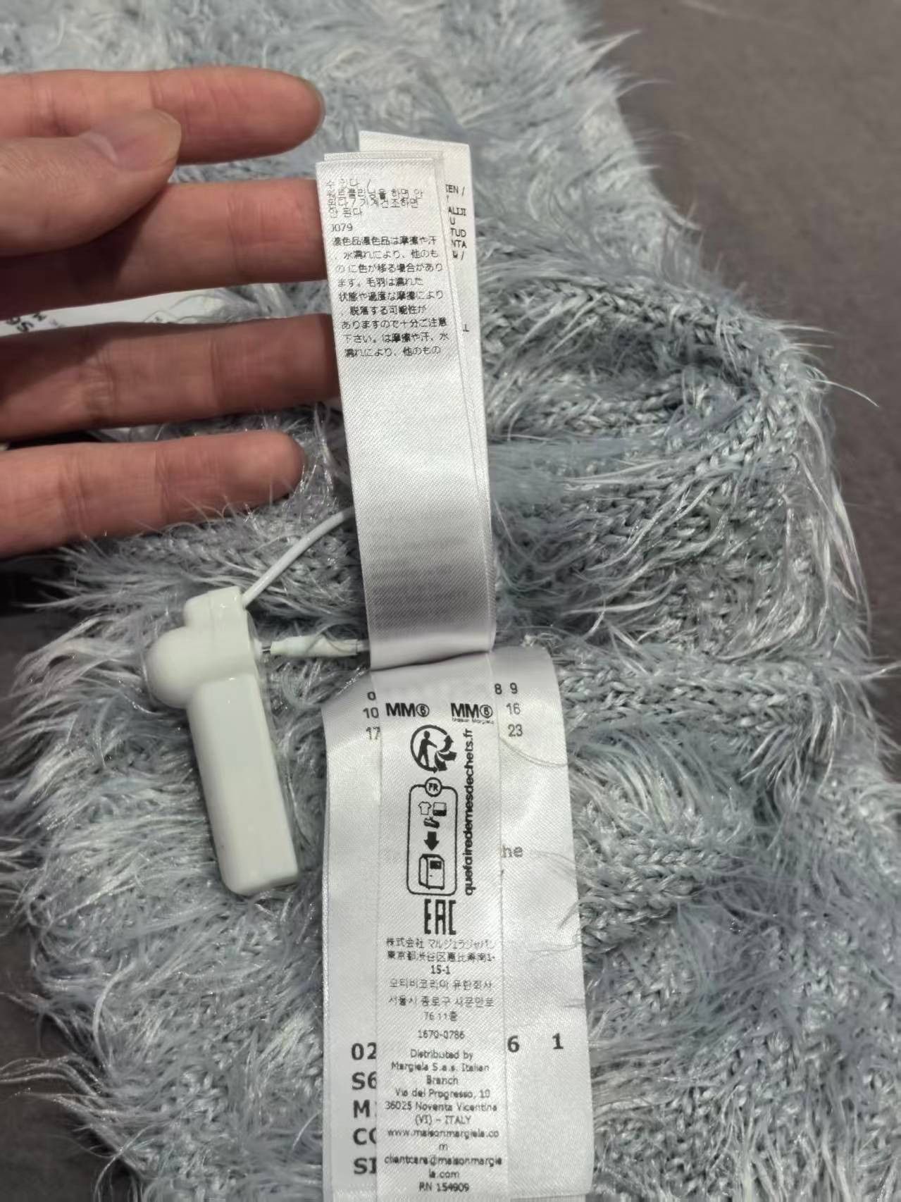 Maison Margiela NWT MM6 Maison Margiela Furry Scarf - Light Grey Size ONE SIZE - 9 Thumbnail