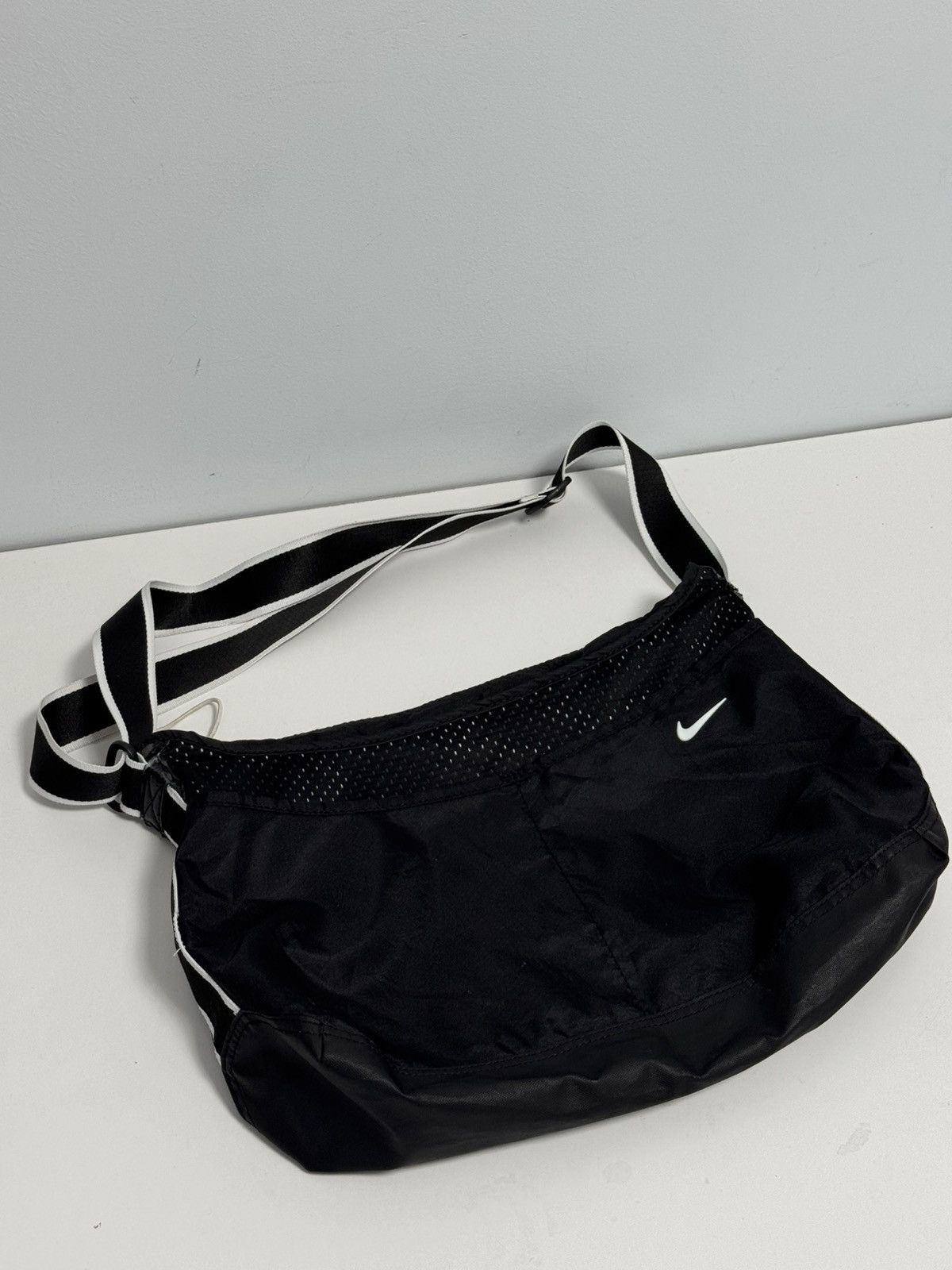 Nike Nike Vintage Y2K style Hype messenger swoosh Size ONE SIZE - 1 Thumbnail