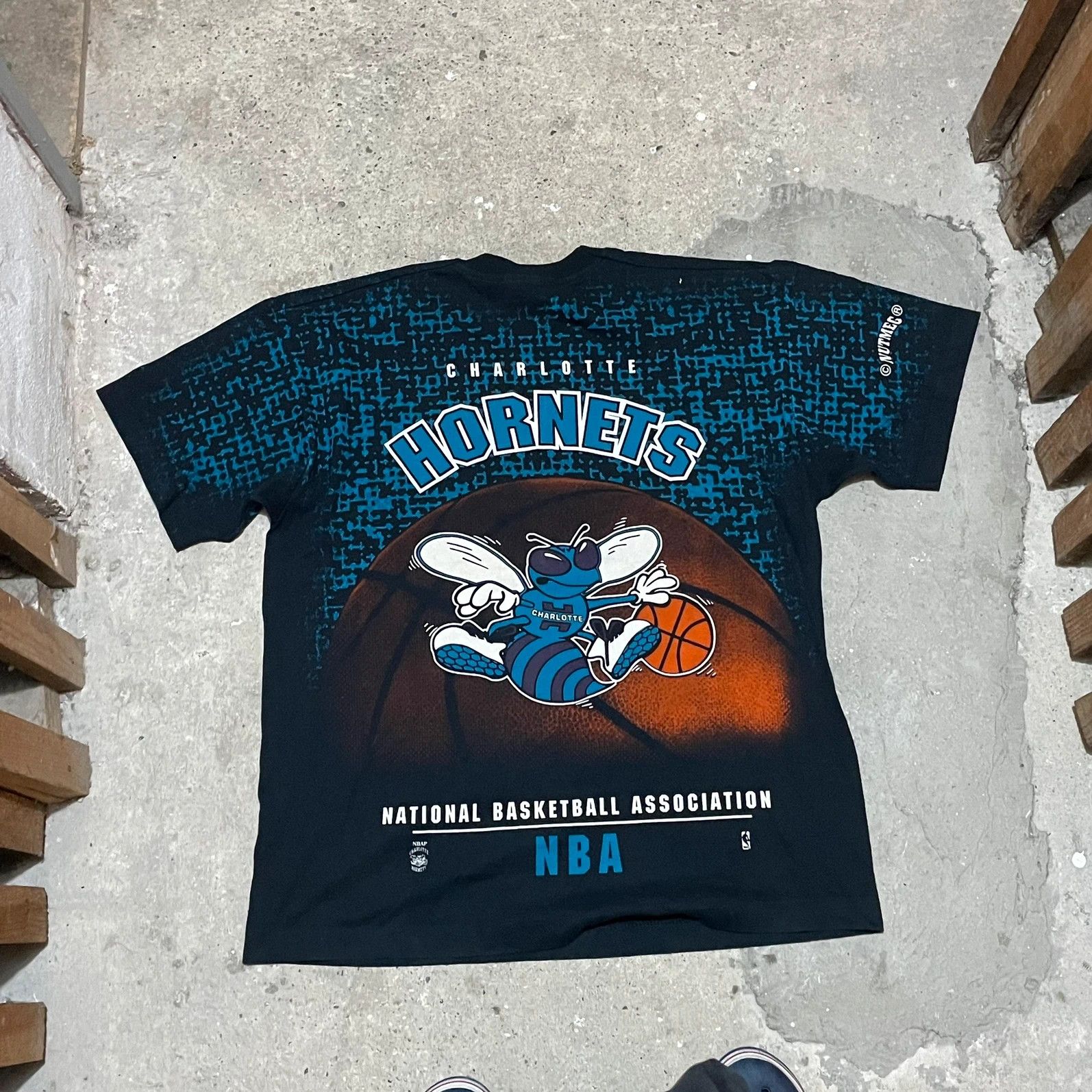 Vintage Vintage single stitch Charlotte Hornets t-shirt 90s NBA Size US XL / EU 56 / 4 - 2 Thumbnail