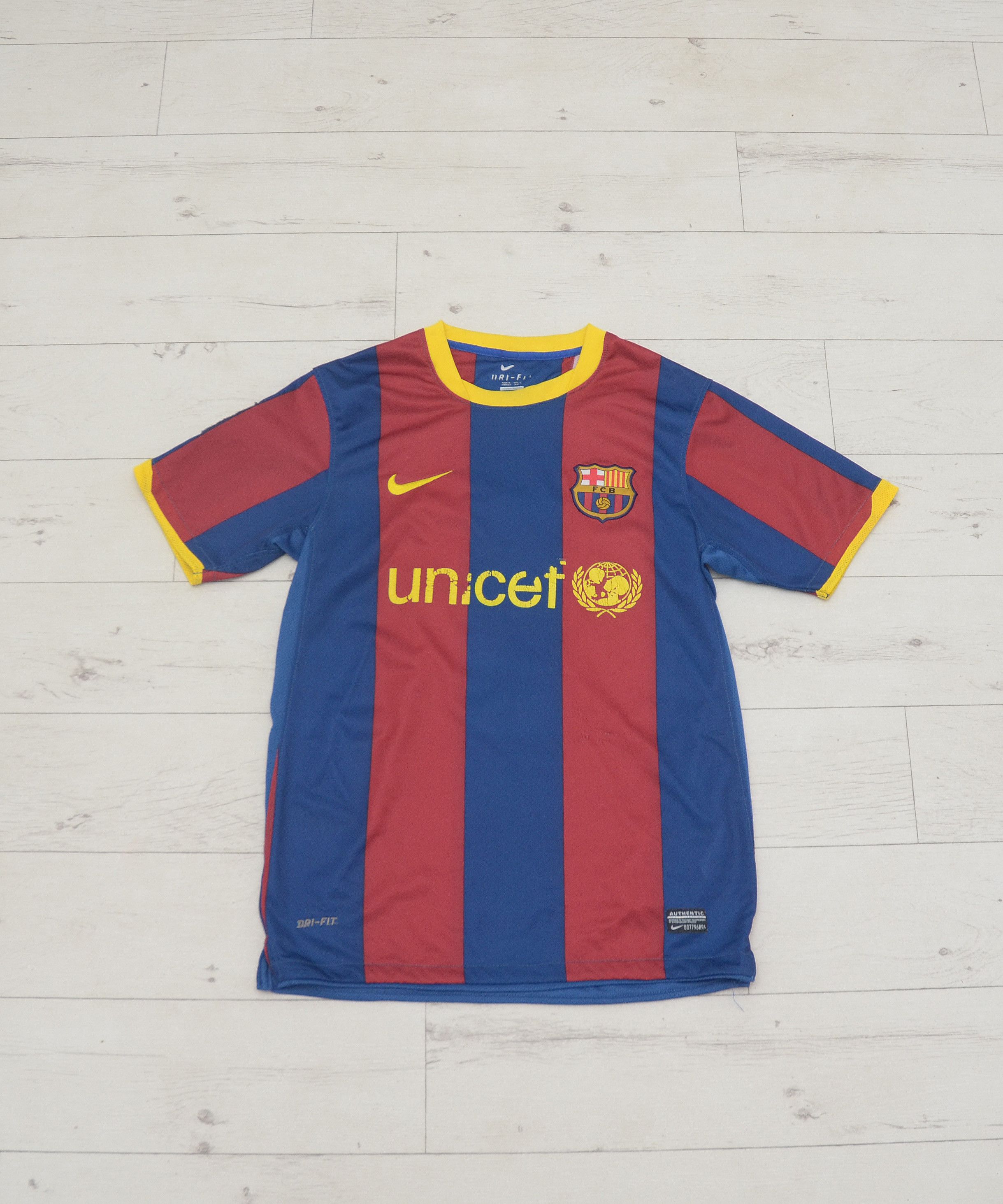 Vintage 2010-2011 FC Barcelona Nike Home Shirt #6 Xavi Y2K Size US M / EU 48-50 / 2 - 3 Thumbnail