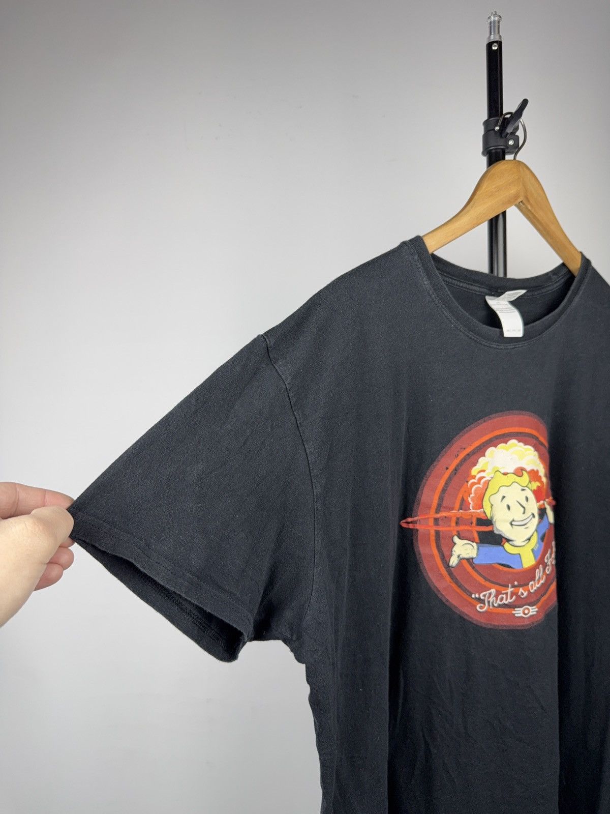 Vintage 00s Fallout Vault Boy “That’s All Folks” Graphic T-Shirt Size US XXL / EU 58 / 5 - 8 Thumbnail