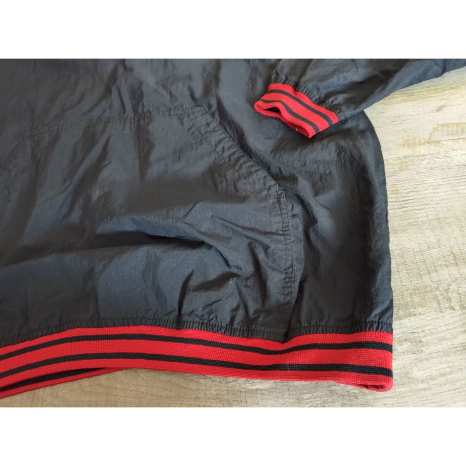 Nike Vintage Nike V-Neck Windbreaker Pullover Black Red Mens Size XL Swoosh Logo Size US XL / EU 56 / 4 - 3 Thumbnail
