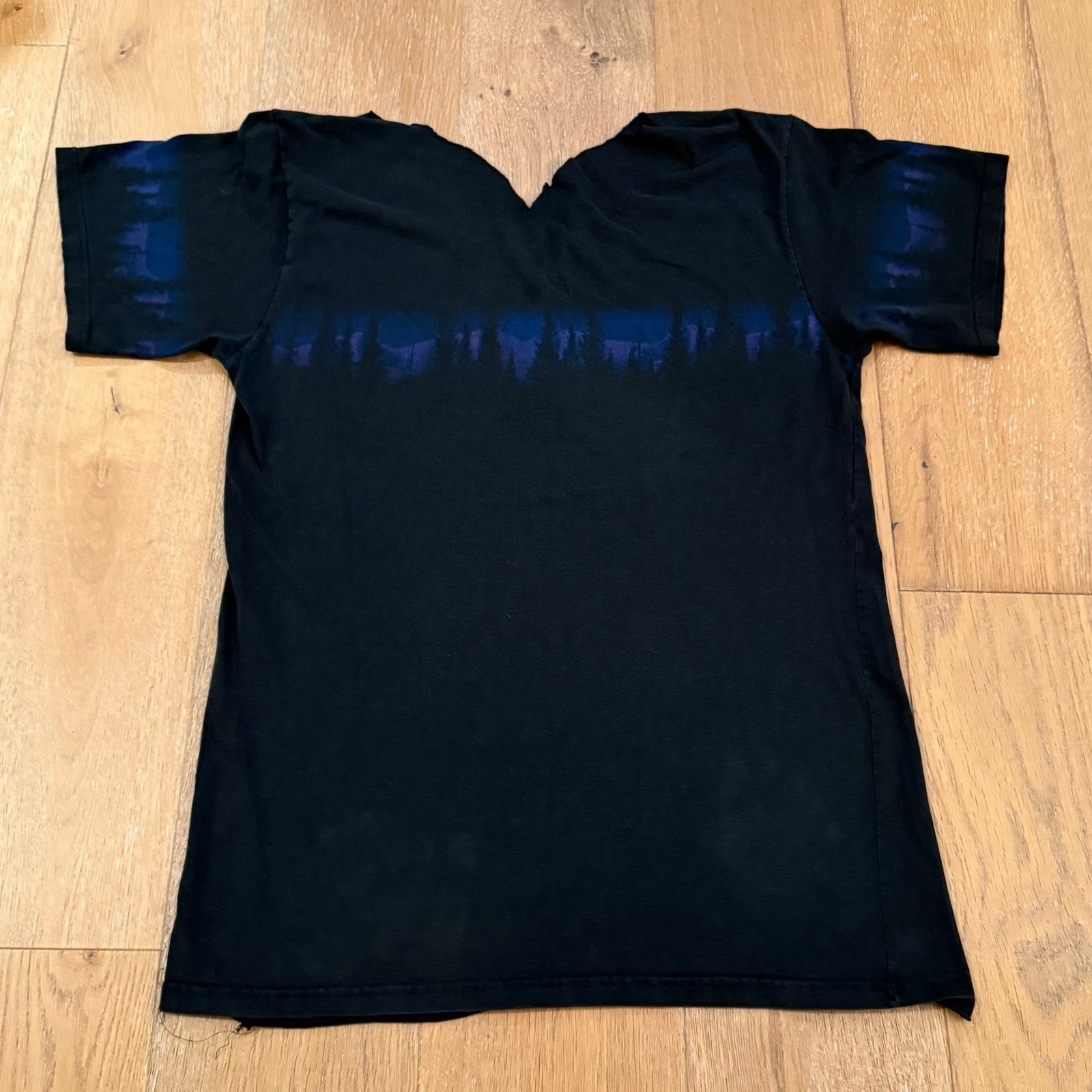 Vintage Vintage 90s Wolf Full Print Tee – Cut Neck – Rare Piece! Size US M / EU 48-50 / 2 - 5 Thumbnail