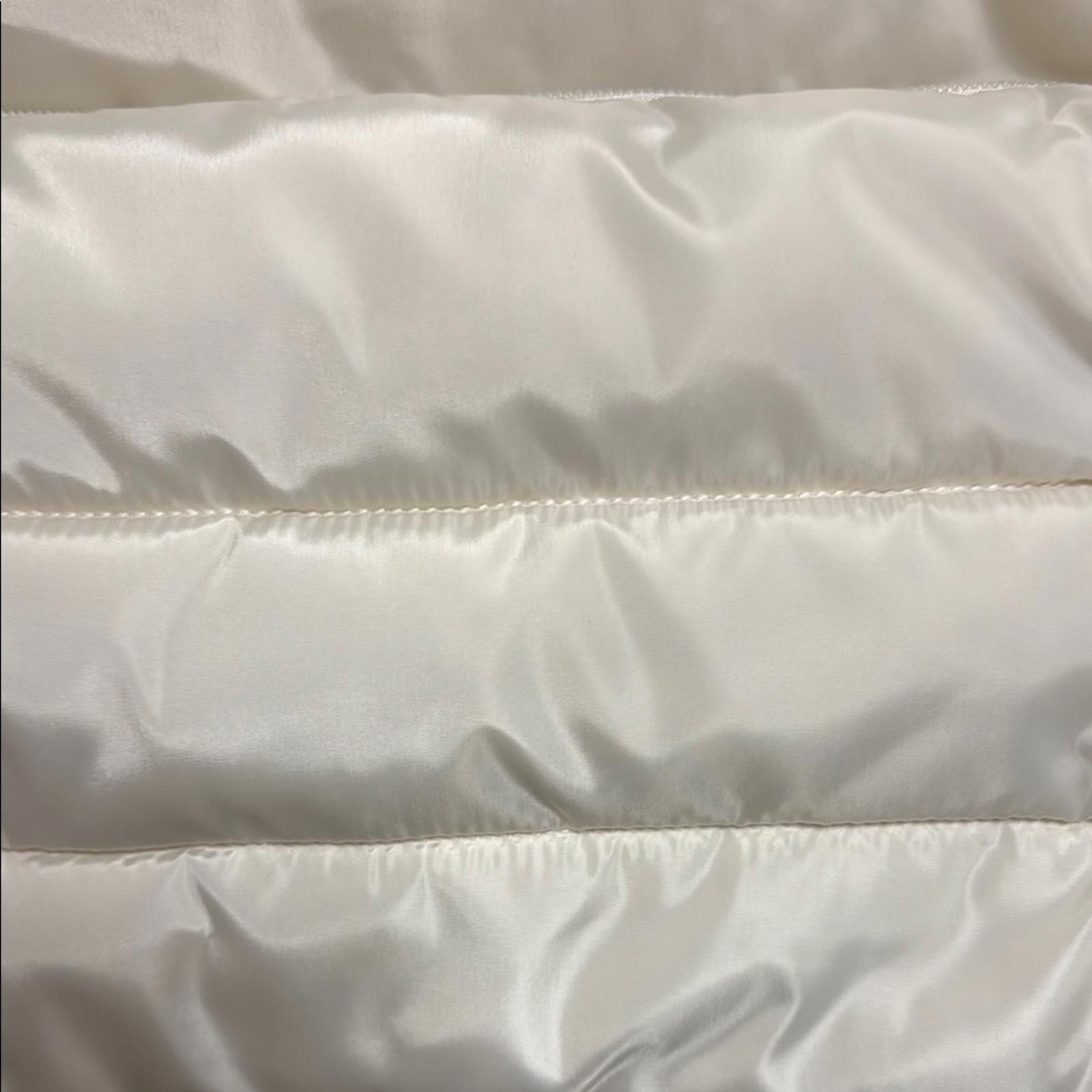 Designer Elegant White Quilted Tote with Gold Hardware Size ONE SIZE - 3 Thumbnail