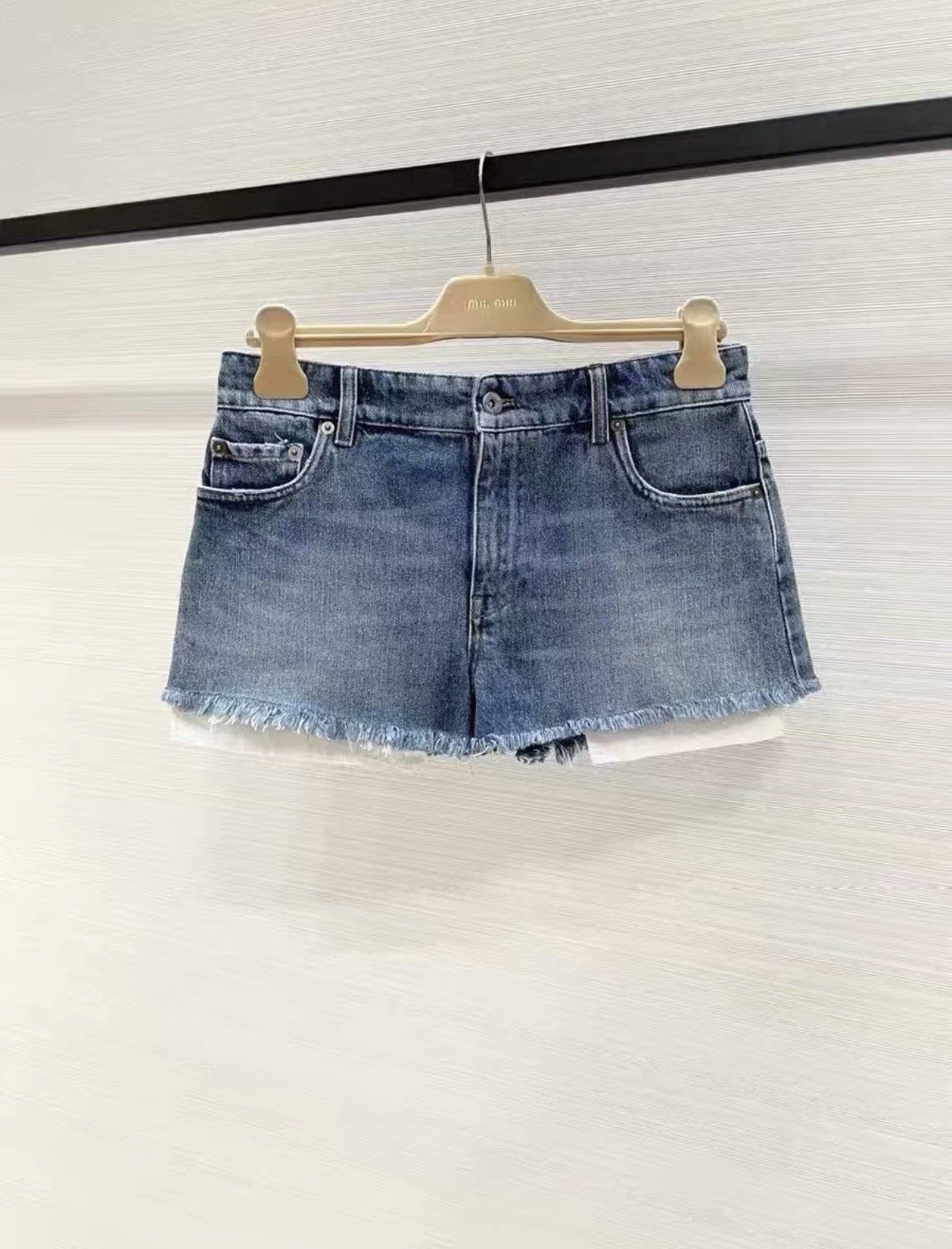 Miu Miu Miu Miu Stylish Blue Low-Rise Raw Hem Denim Shorts J33 Size 25" / US 0 / IT 36 - 1 Thumbnail