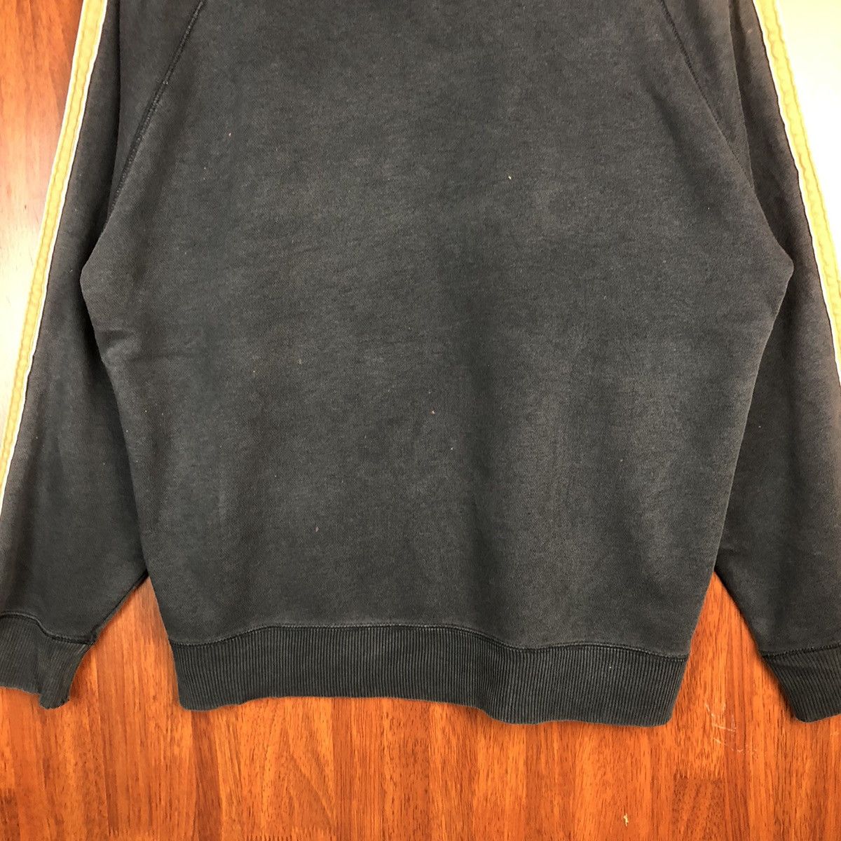 Uniqlo Uniqlo Line Orange Dark Blue vintage Sweatshirt #7529 Size US L / EU 52-54 / 3 - 8 Thumbnail