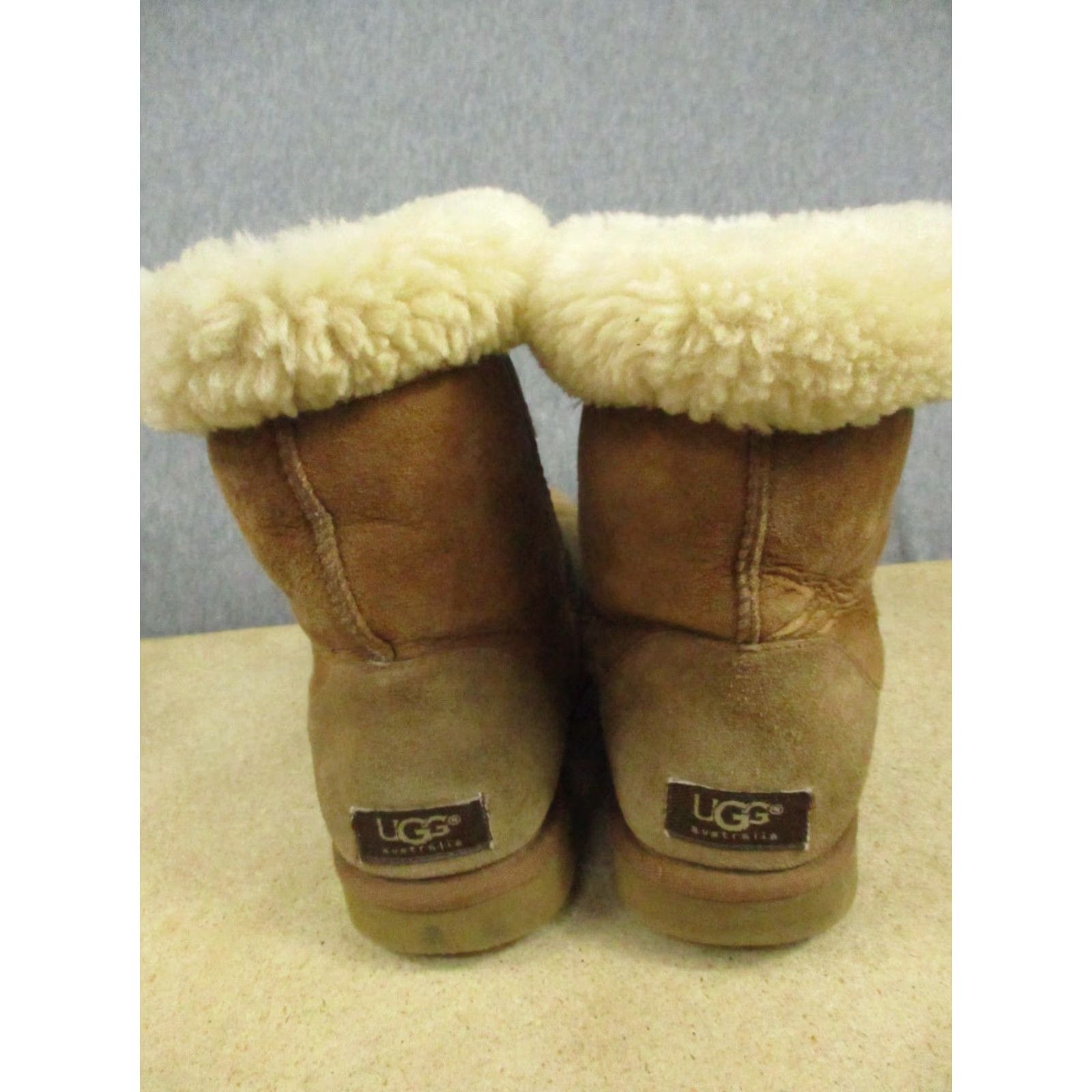 Ugg UGG Classic Boots Women Brown Leather Sheepskin Slip-On 7 Mid-Calf Casual Boots Size US 7 / IT 37 - 2 Thumbnail