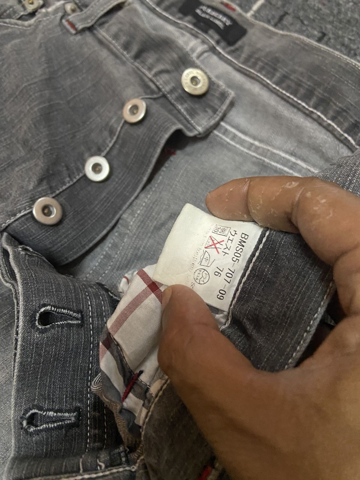 Burberry Vintage Burberry black label distressed denim jeans Size US 30 / EU 46 - 13 Thumbnail
