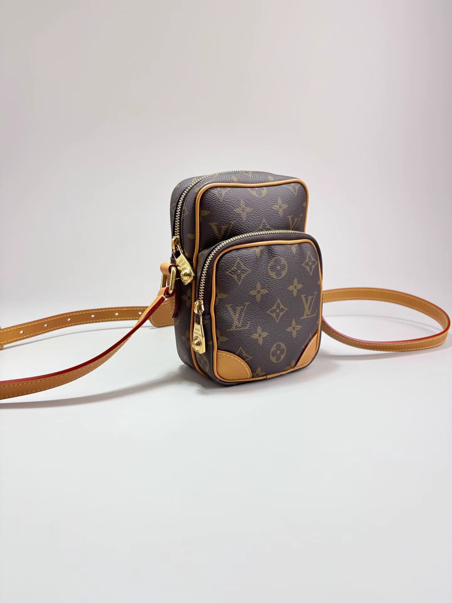 Louis Vuitton LOUIS VUITTON Amazone Monogram Double-Zip Camera Bag K1 Size ONE SIZE - 2 Thumbnail