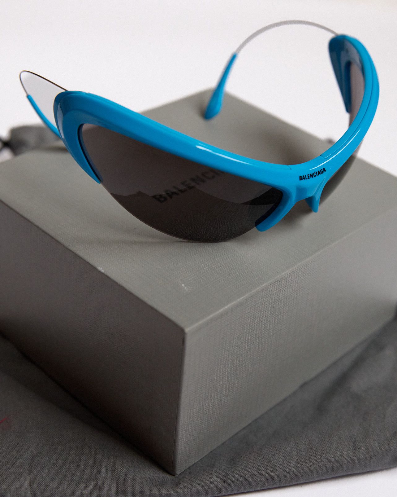 Balenciaga BALENCIAGA FW22 Blue Wire Cat-Eye Sunglasses Size ONE SIZE - 2 Thumbnail