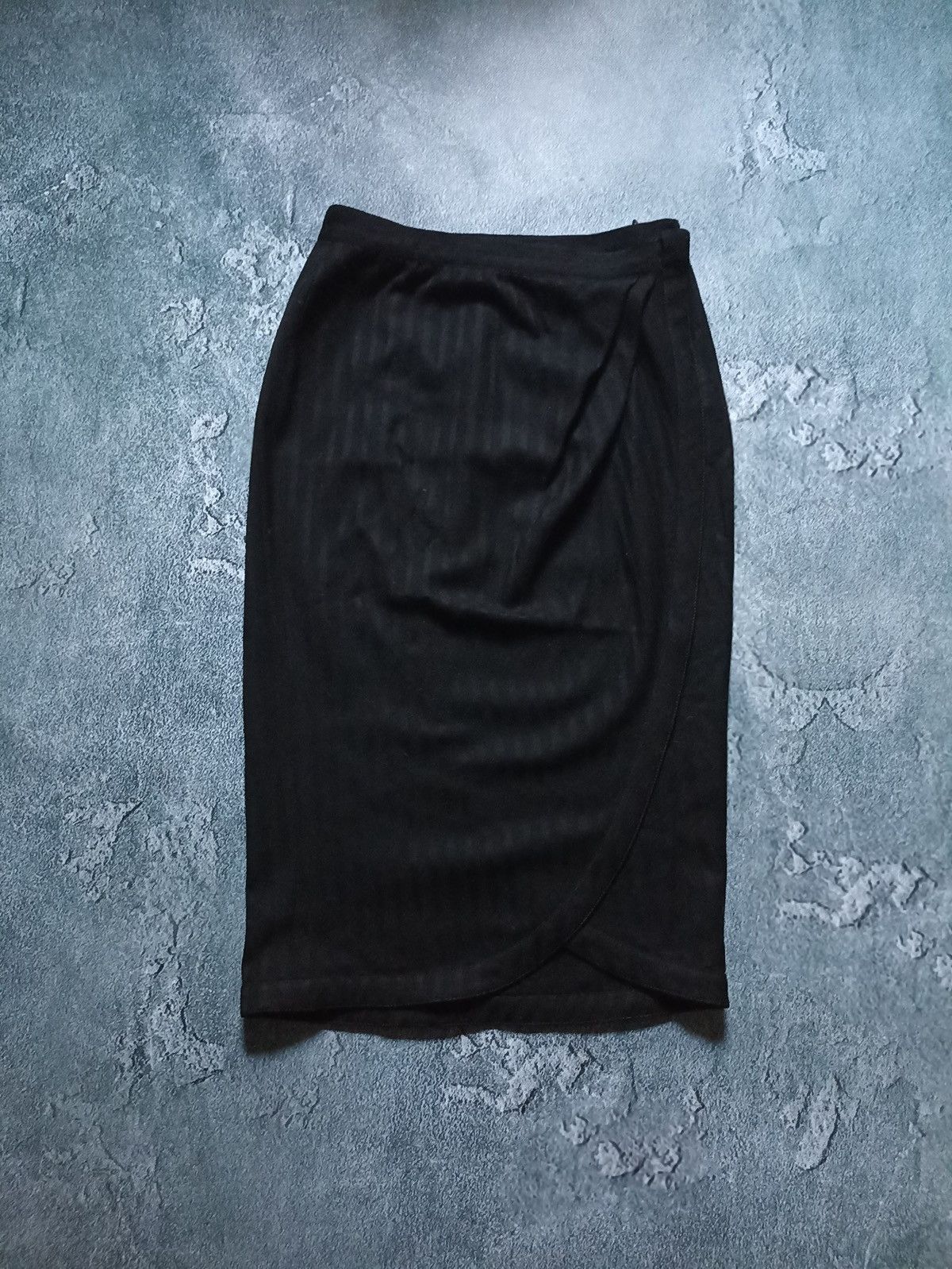 Versace Vintage 90s Archival Gianni Versace Black Wool Pencil Skirt Size 26" / US 2 / IT 38 - 1 Thumbnail