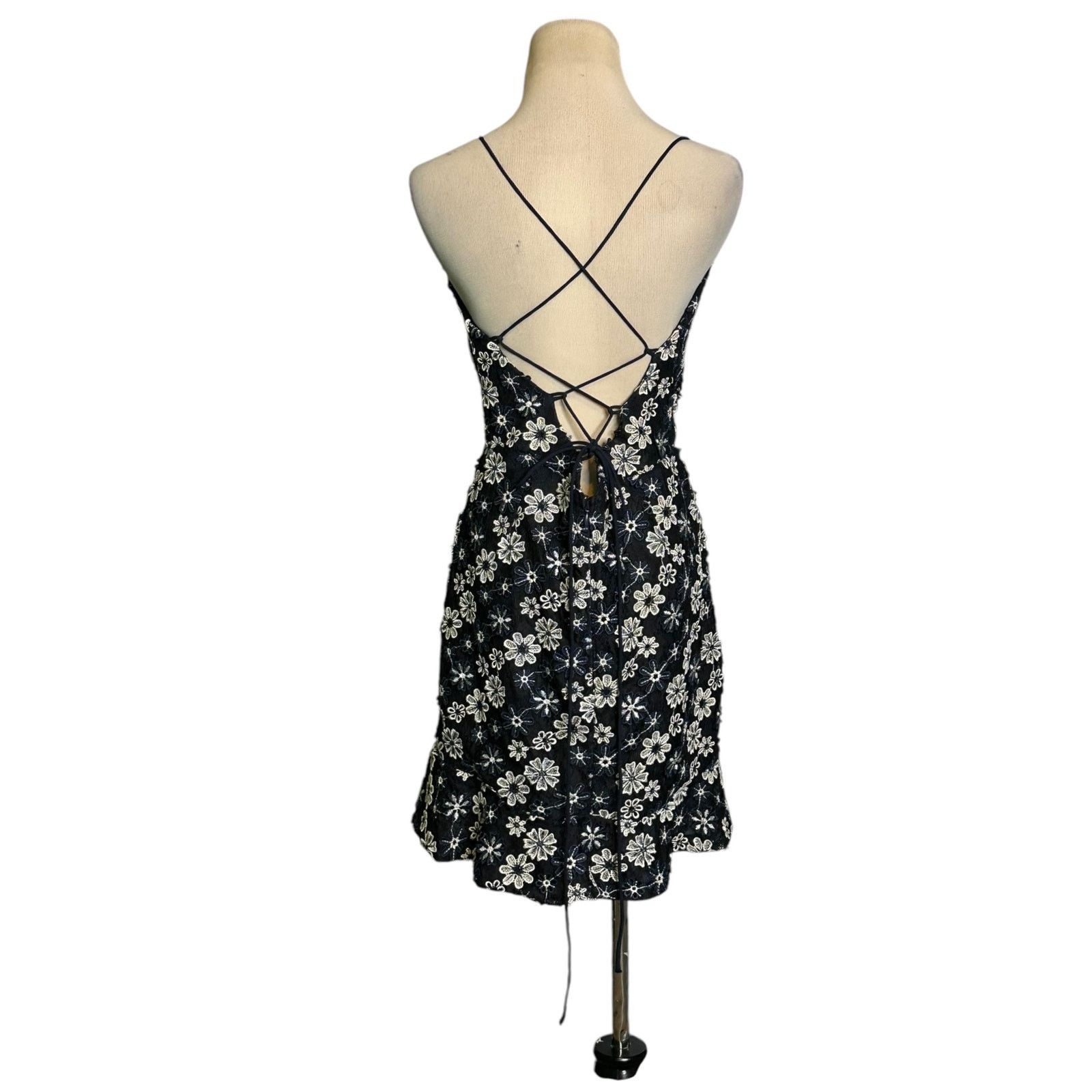 REVOLVE NBD Marilyn blue white floral embroidered mini dress size M Size M / US 6-8 / IT 42-44 - 11 Thumbnail