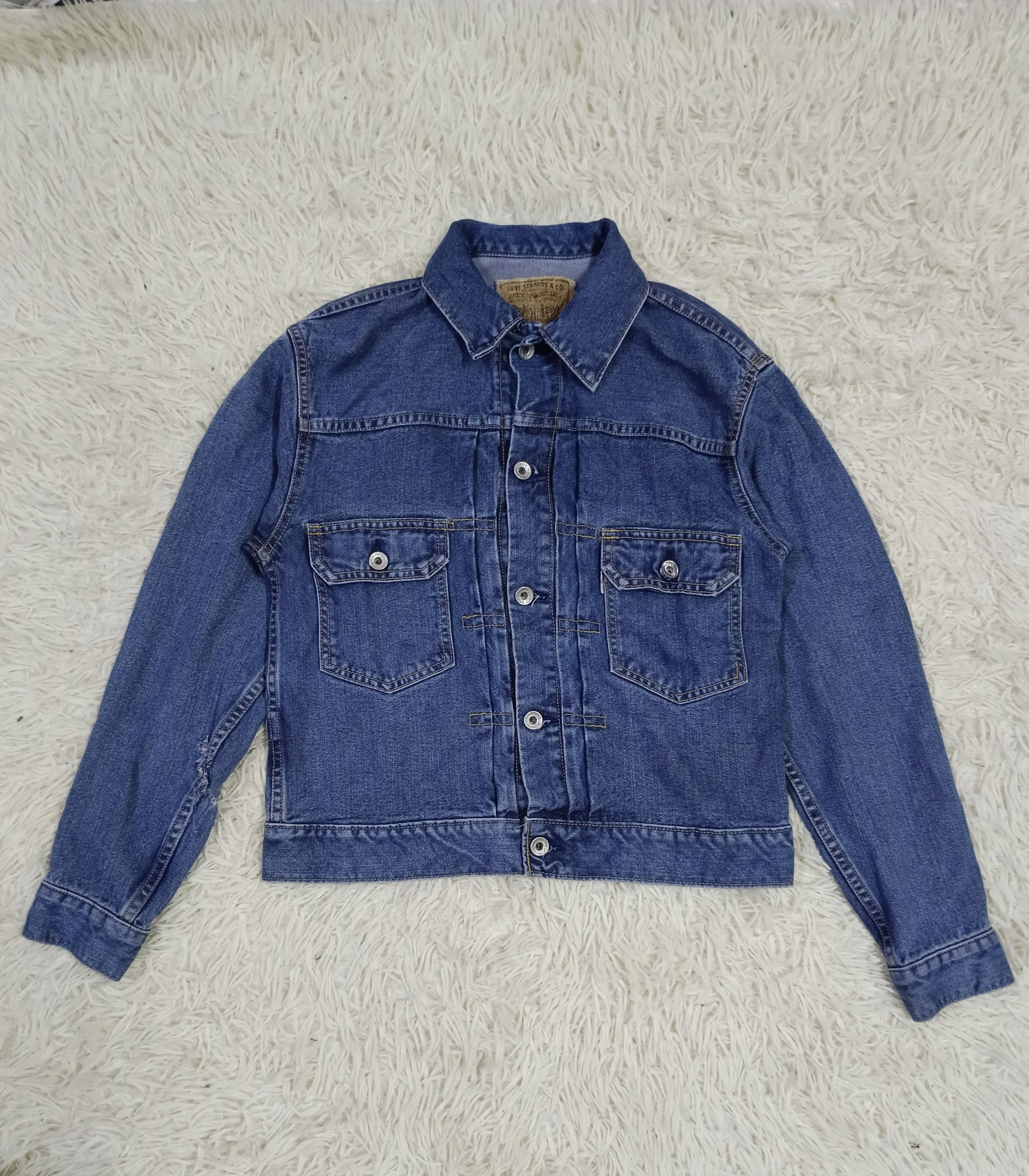 DISTRESSED LEVIS VINTAGE 90s TYPE DENIM JACKET