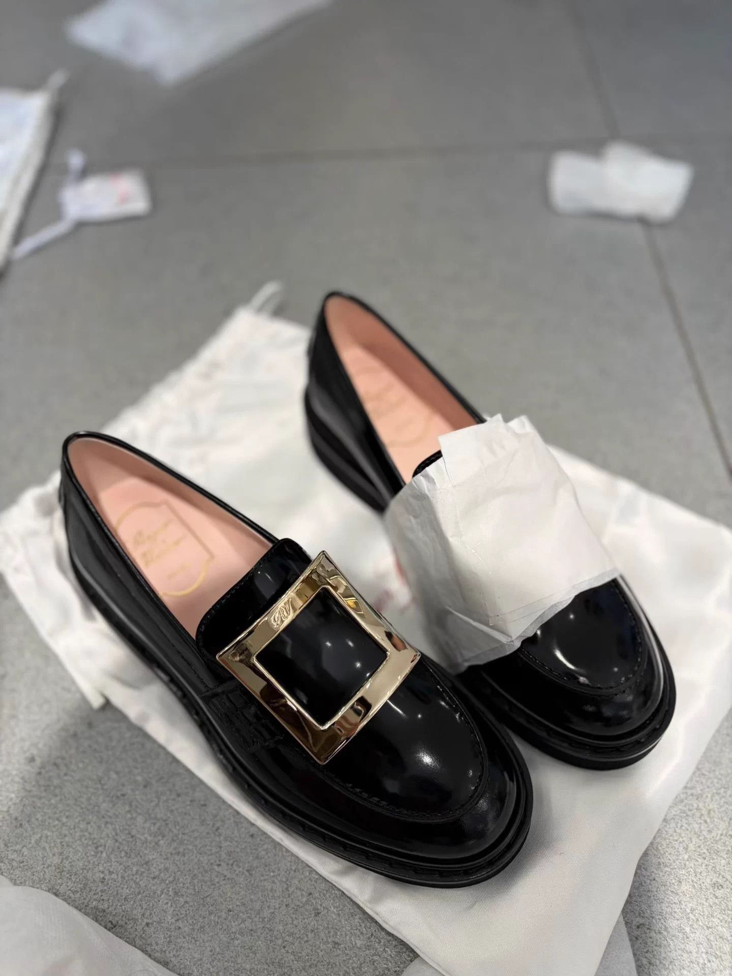 Roger Vivier Roger Vivier Classic Black Patent Leather Loafer EUR 37.5 Size US 7 / IT 37 - 3 Thumbnail