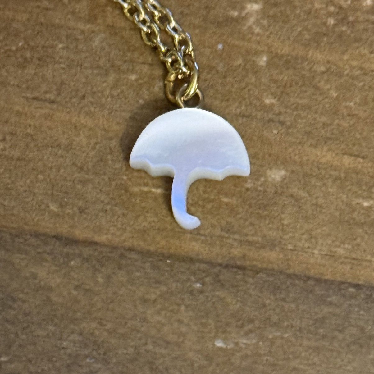 Vintage Vintage gold tone mother of pearl umbrella pendant necklace Size ONE SIZE - 4 Thumbnail