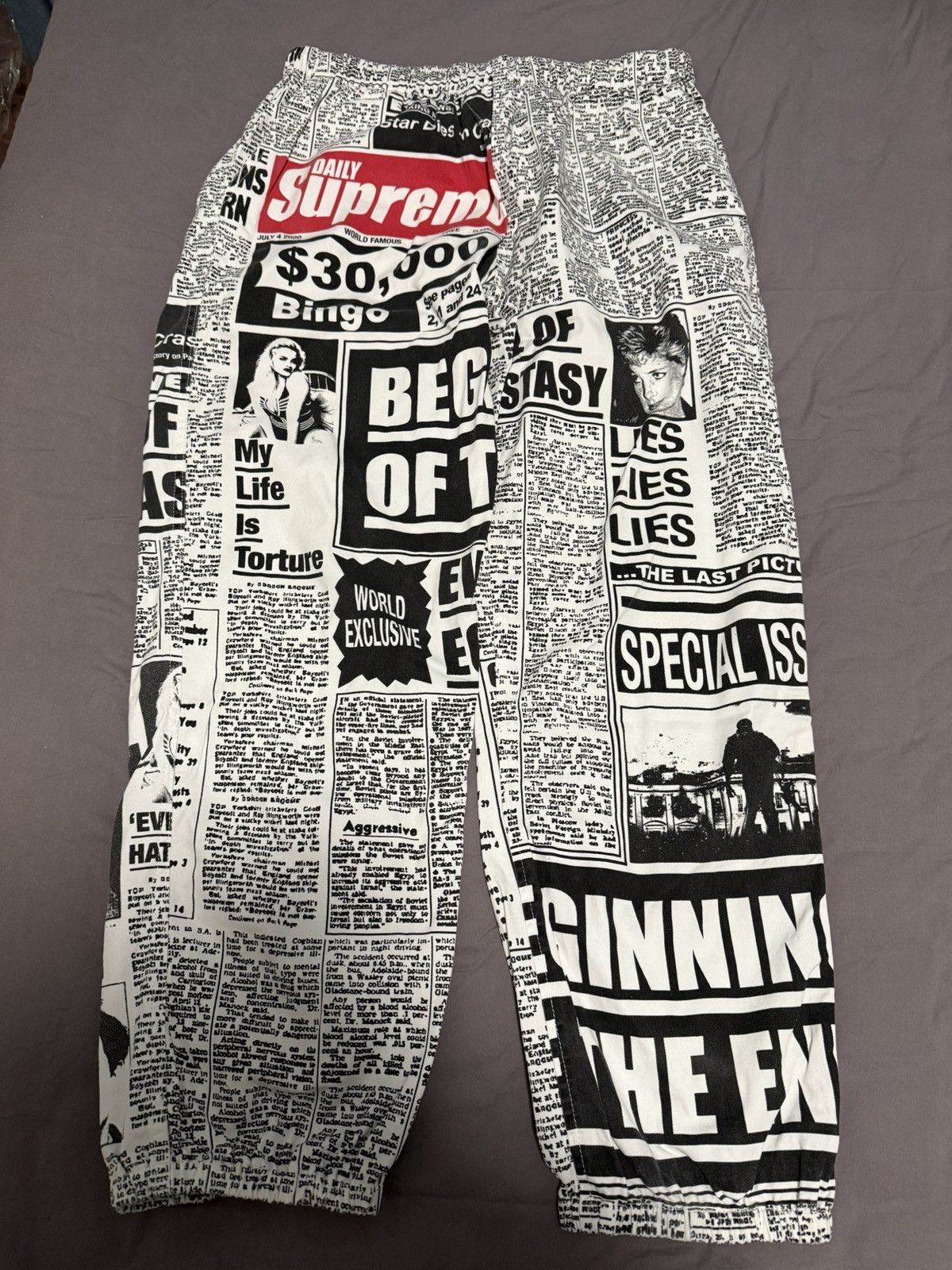 Supreme Supreme newsprint pant jogger Size US 34 / EU 50 - 1 Thumbnail