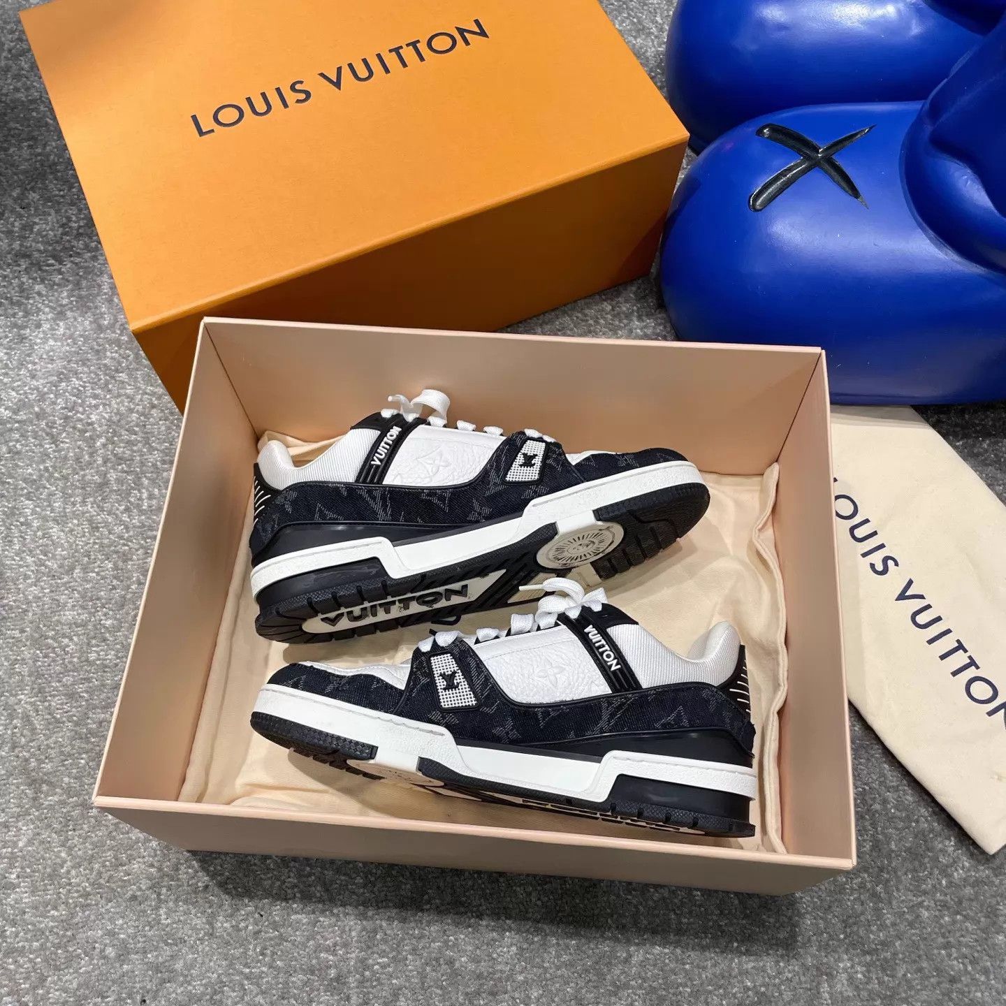 Louis Vuitton LV Trainer black white 6/40 Size US 7 / EU 40 - 4 Thumbnail