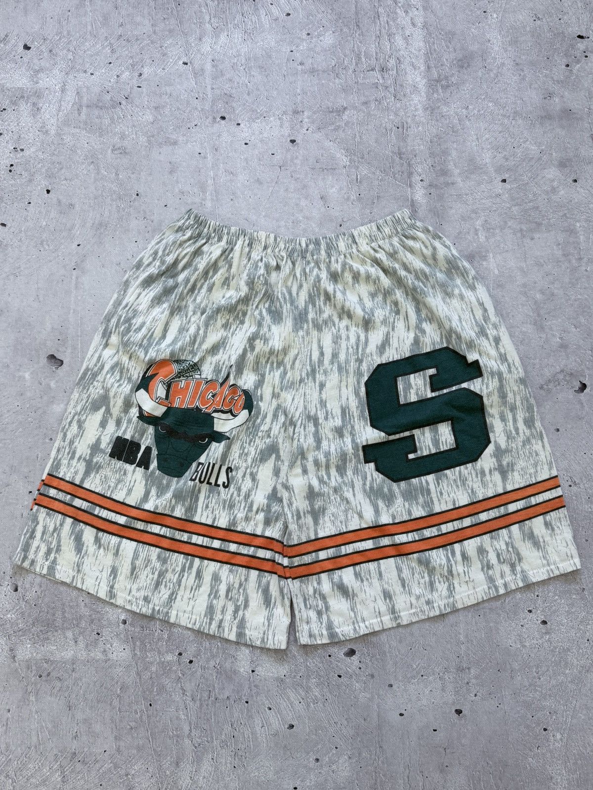 Vintage Vintage 90s Chicago Bulls All Over Print Shorts Size US 32 / EU 48 - 1 Thumbnail