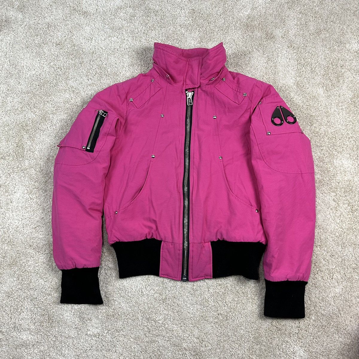【新品】MOOSE KNUCKLES サケットスカーフ ムートンマフラー ピンク 新品】MOOSE KNUCKLES サケットスカーフ ムートンマフラー ピンク