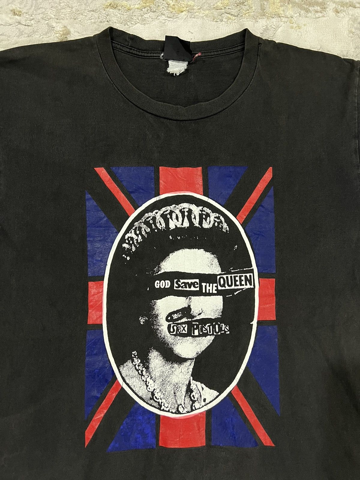 Band Tees × Vintage Vintage 2002 Sex Pistol God Save Queen Single Stitch Shirt Size US L / EU 52-54 / 3 - 3 Thumbnail