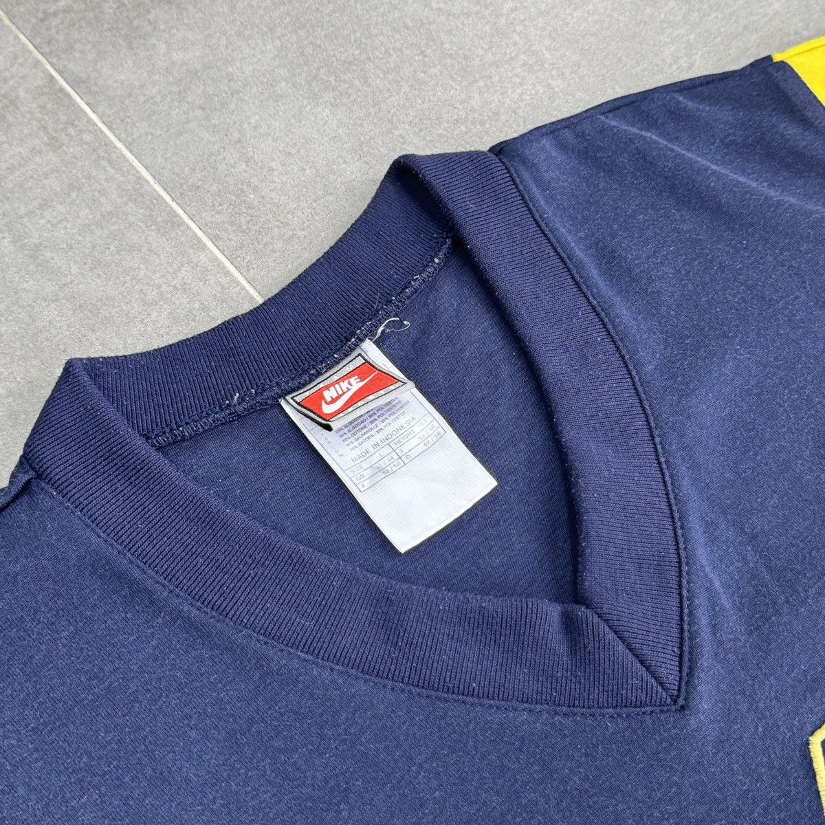 Vintage Vintage Nike Michigan Wolverines NCAA Football Y2K Shirt Size US L / EU 52-54 / 3 - 7 Thumbnail