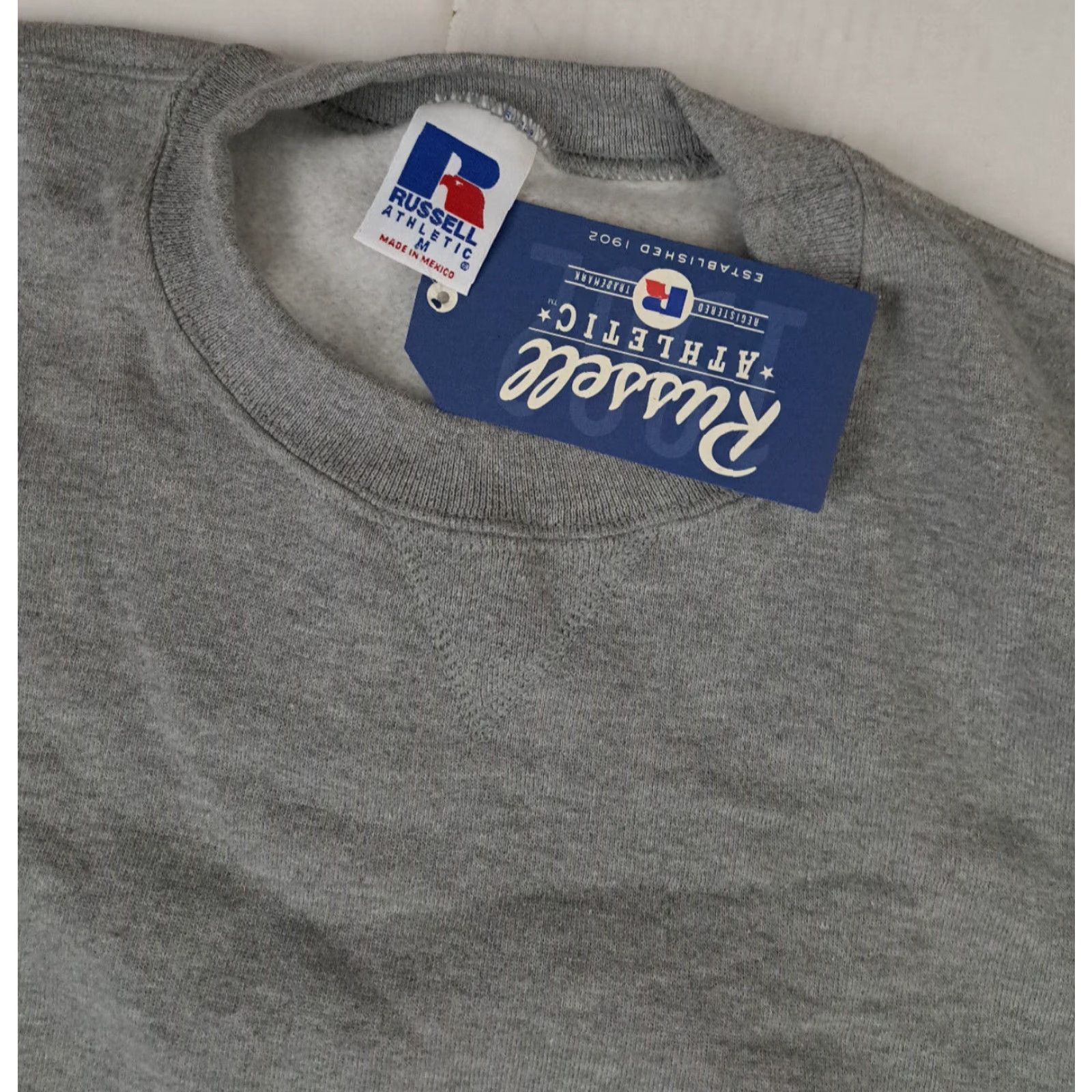 Russell Athletic VINTAGE Russell Sweatshirt Gray M Unisex Adults Pullover Good clean condition 26in long 22in pit to pit Grey Medium All Seasons NWT old stock Size US M / EU 48-50 / 2 - 2 Thumbnail