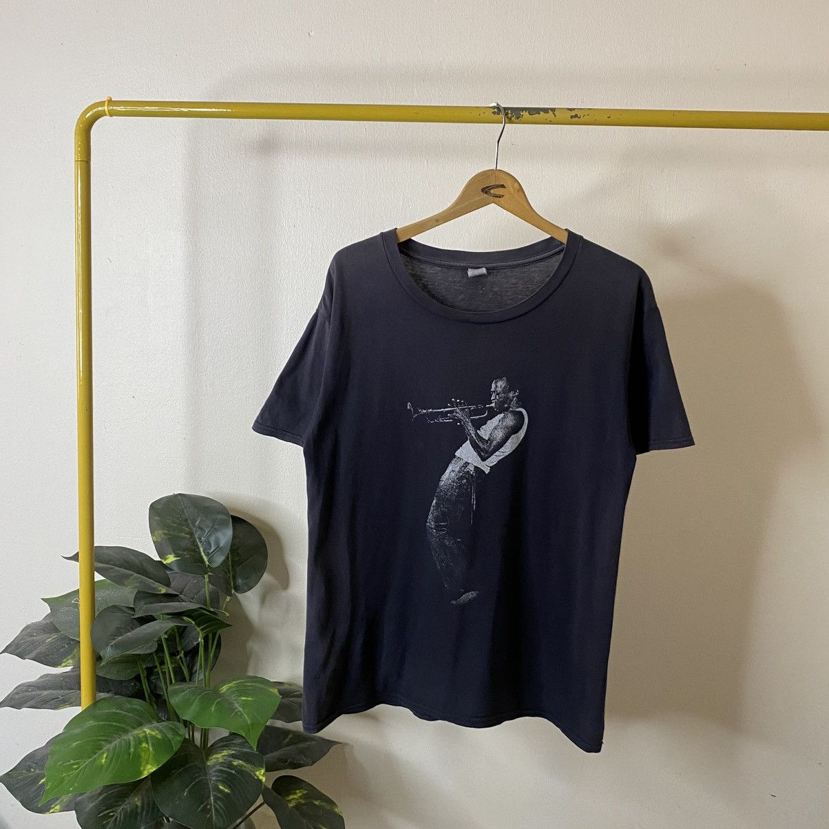 Vintage Y2K Jazz Musician Miles Davis Playing Trumpet Faded Black T Size US M / EU 48-50 / 2 - 1 Thumbnail