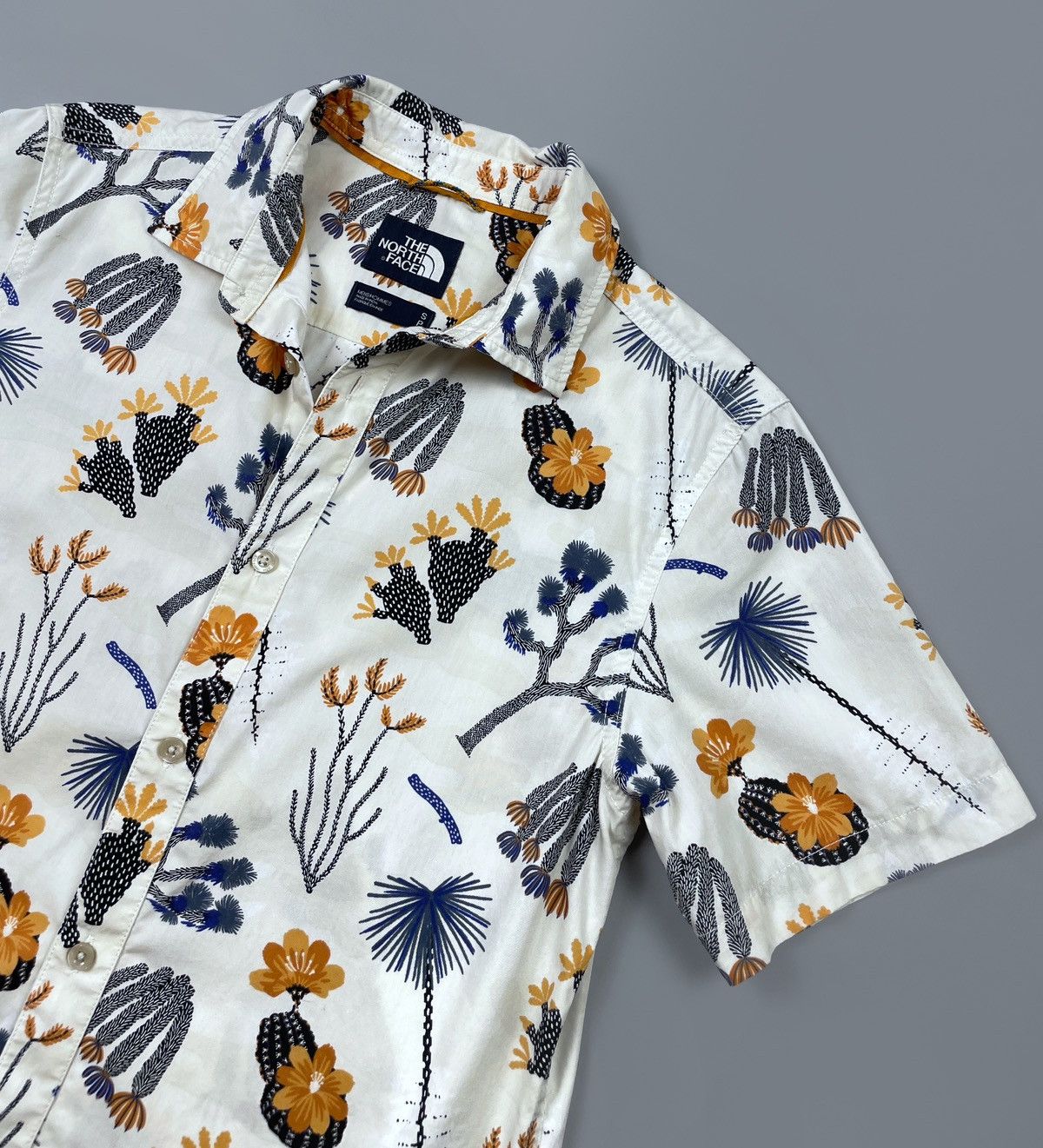 The North Face The North Face Floral Cactus Pattern SS Shirt Size S RARE Size US S / EU 44-46 / 1 - 4 Thumbnail