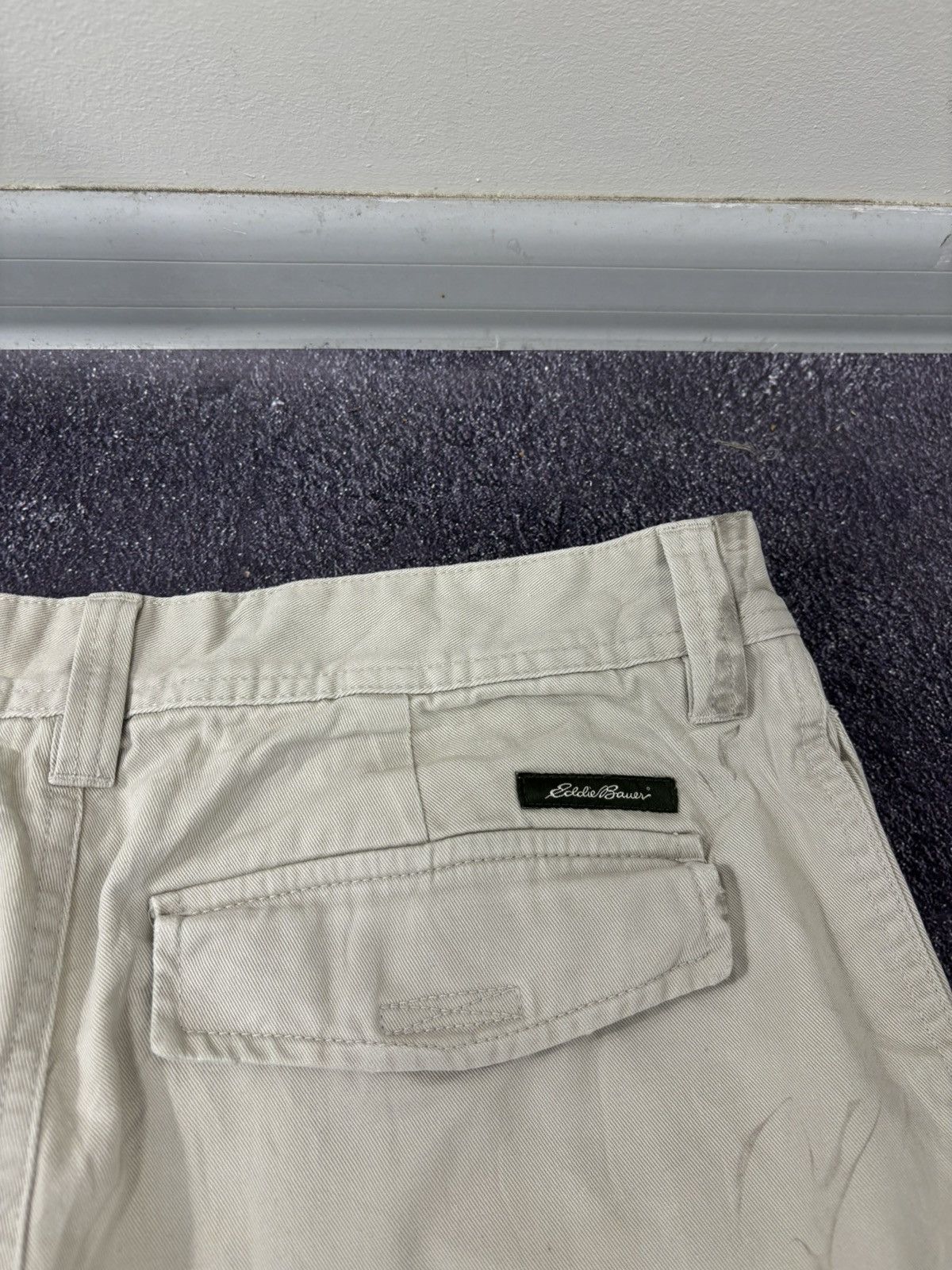 Eddie Bauer Vintage Eddie Bauer Y2K 2000s Beige Hype Cargo Shorts Size US 33 - 15 Thumbnail