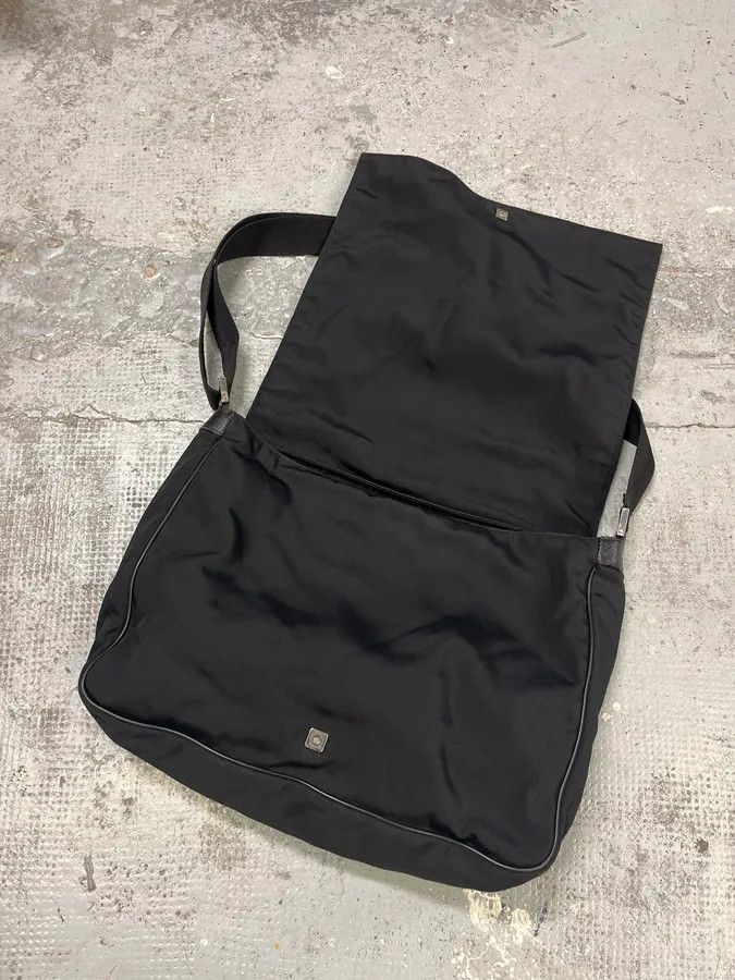 Gucci 2000s Gucci Black Minimalist Messenger Shoulder Bag Size ONE SIZE - 8 Thumbnail