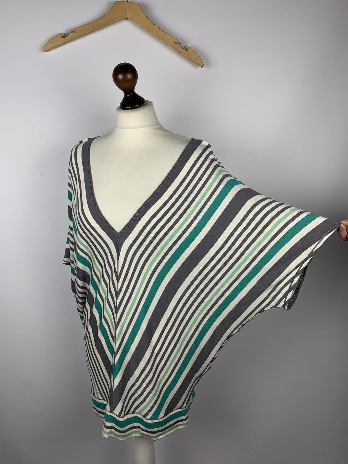 Max Mara Max Mara Studio Striped T-Shirt V-Neck Size XL Women’s Size XL / US 12-14 / IT 48-50 - 2 Thumbnail