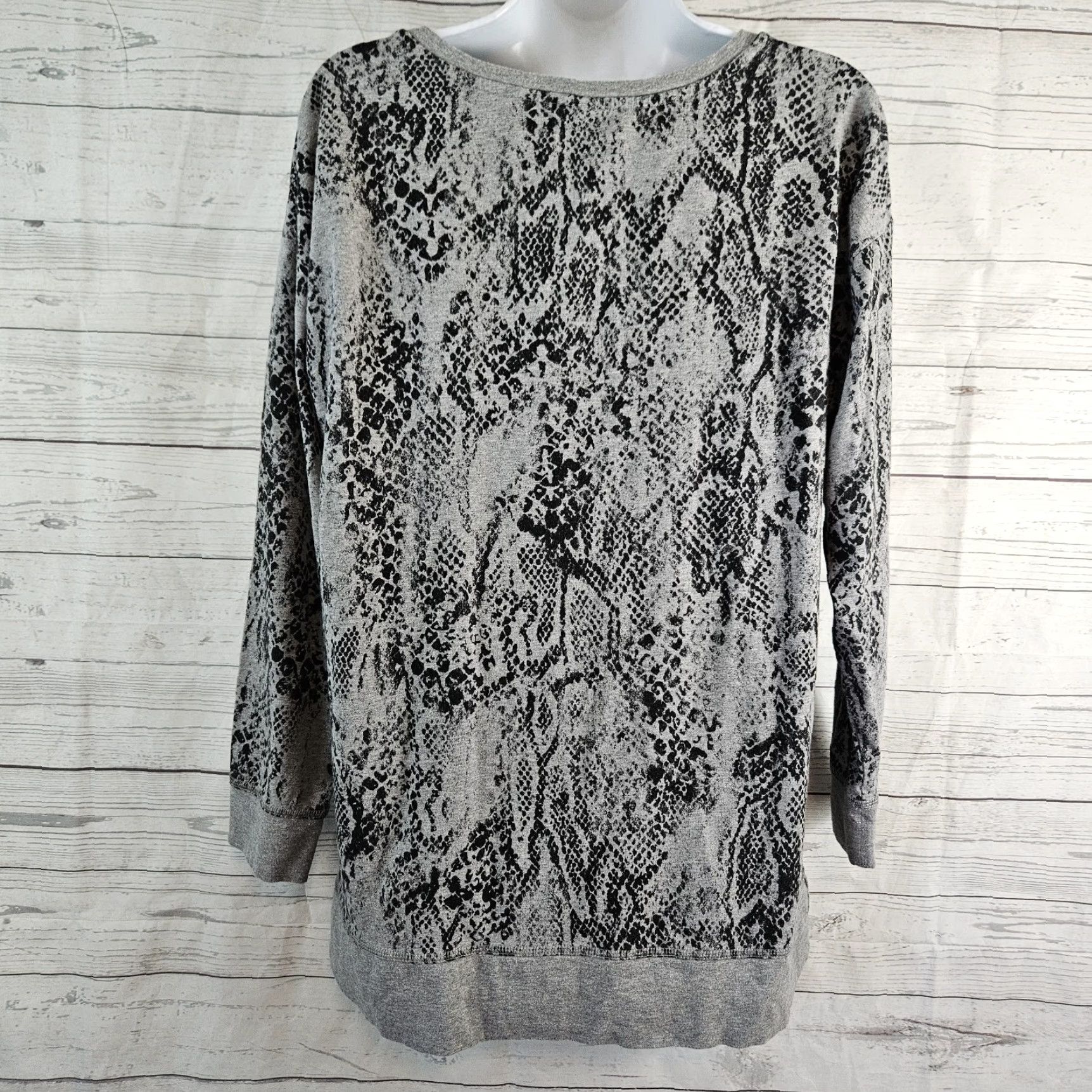 Vintage Chico's Zenergy Womens Top L Gray Black Snakeskin Print Long Sleeve Pullover Shirt Basic Adults Womens Size L / US 10 / IT 46 - 3 Thumbnail