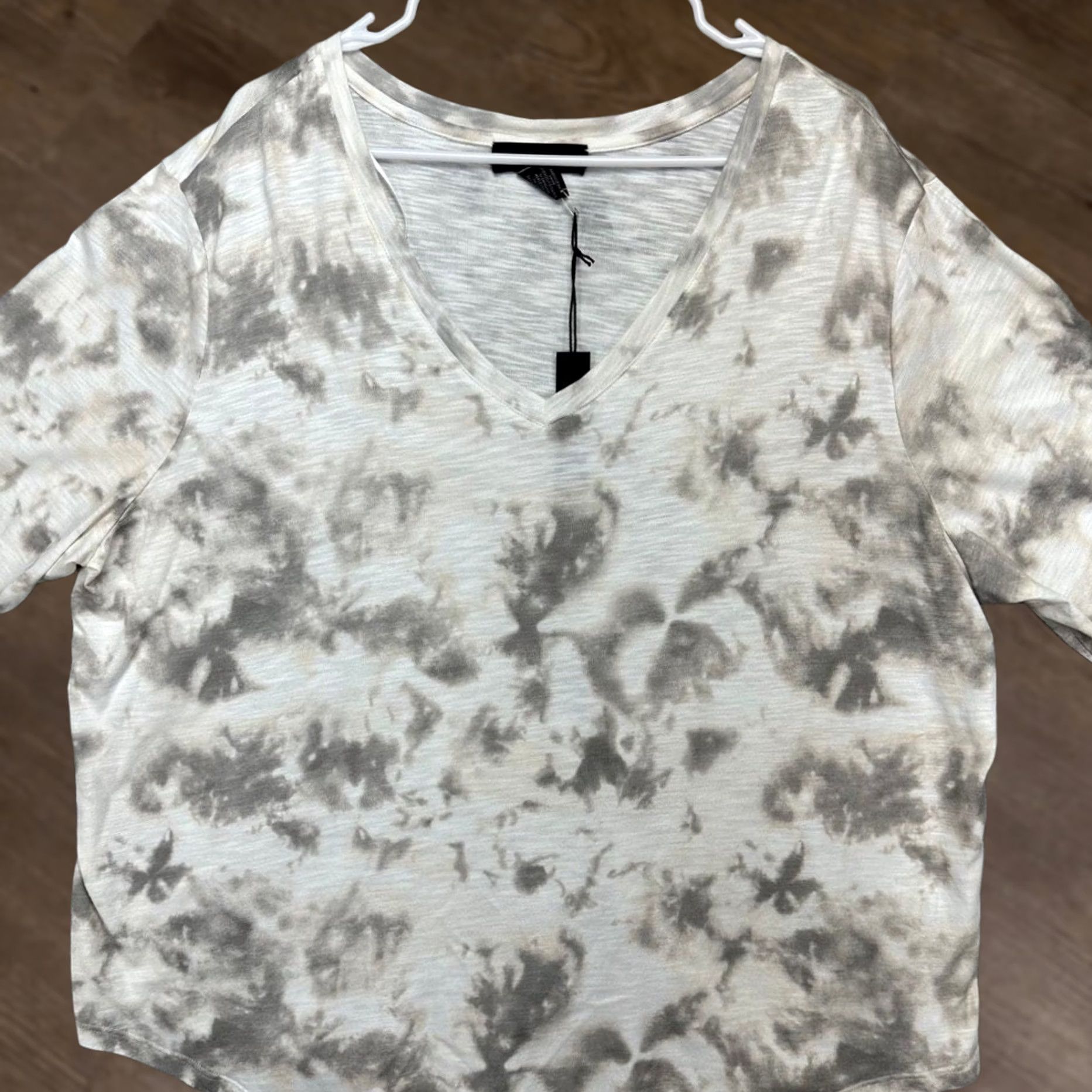 Vintage Tahari Top Womens 2X Plus White Grey Tie-Dye V-Neck Blouse Size XXL / US 16-18 / IT 52-54 - 1 Thumbnail