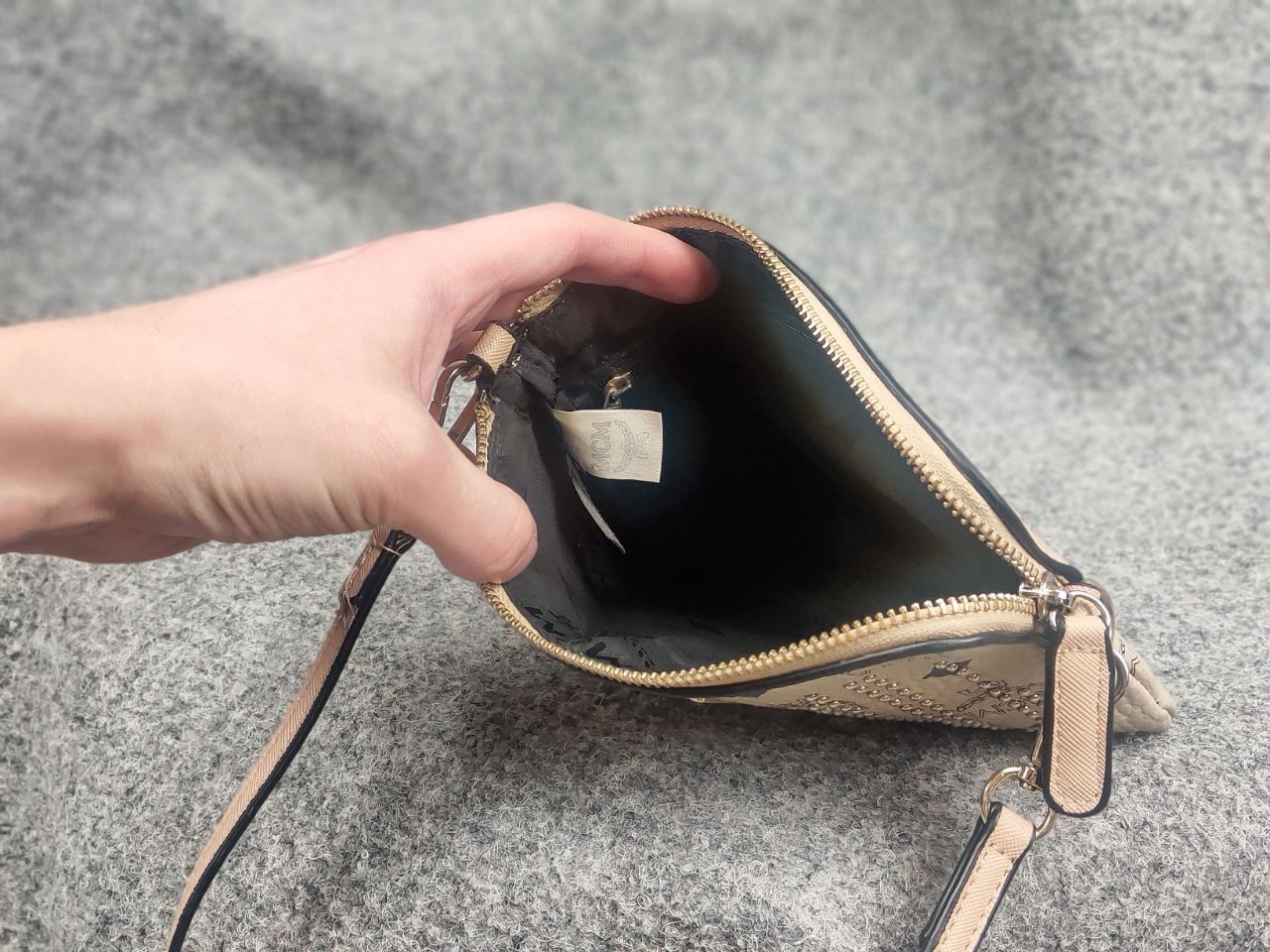 MCM MCM Authentic Vintage Small beige monogram crossbody Zip Bag Size ONE SIZE - 15 Thumbnail