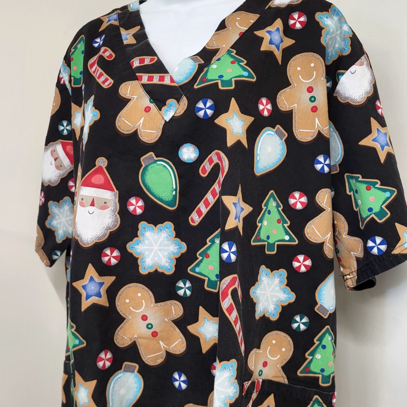Buttero Butter Soft Scrub Top Women's XL Multicolor Christmas Gingerbread Candy Cane Scrub Top Womens XL Multicolor Christmas Size XL / US 12-14 / IT 48-50 - 2 Thumbnail